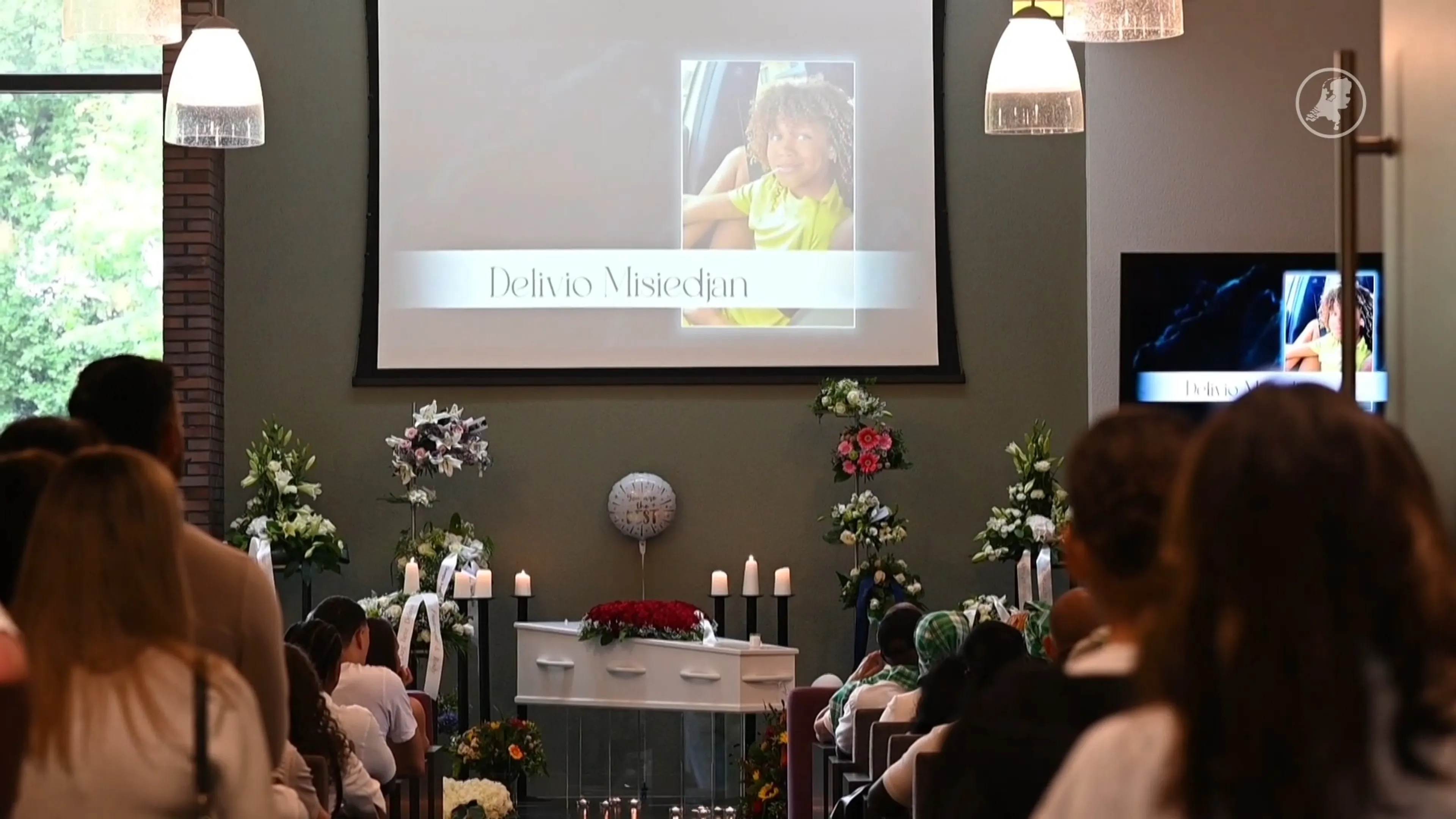 Nabestaanden nemen afscheid van GTST-acteur Delivio Misiedjan (12)