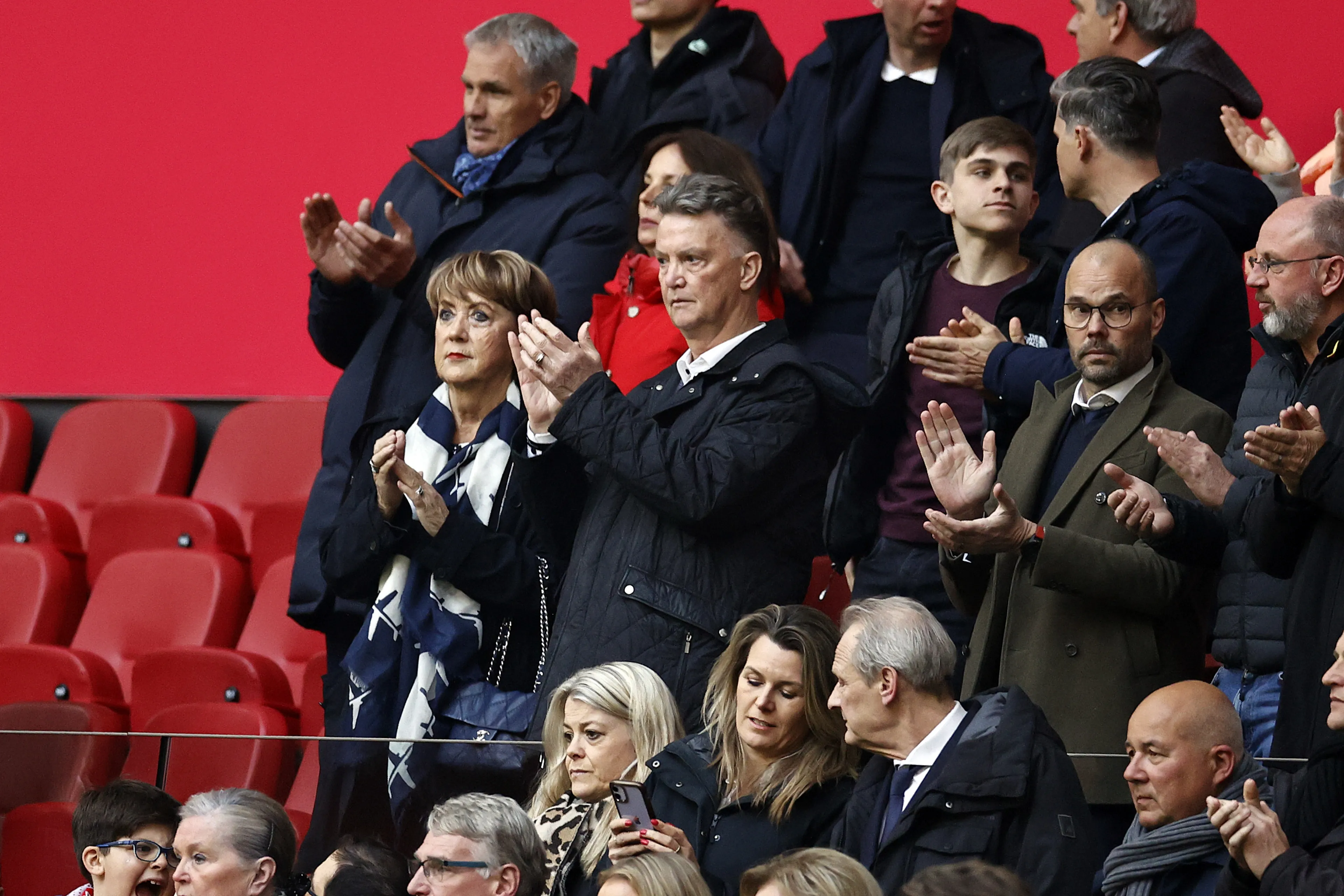 Ajax en Sparta steunen in ArenA aanwezige Van Gaal: 'Sterkte Louis'