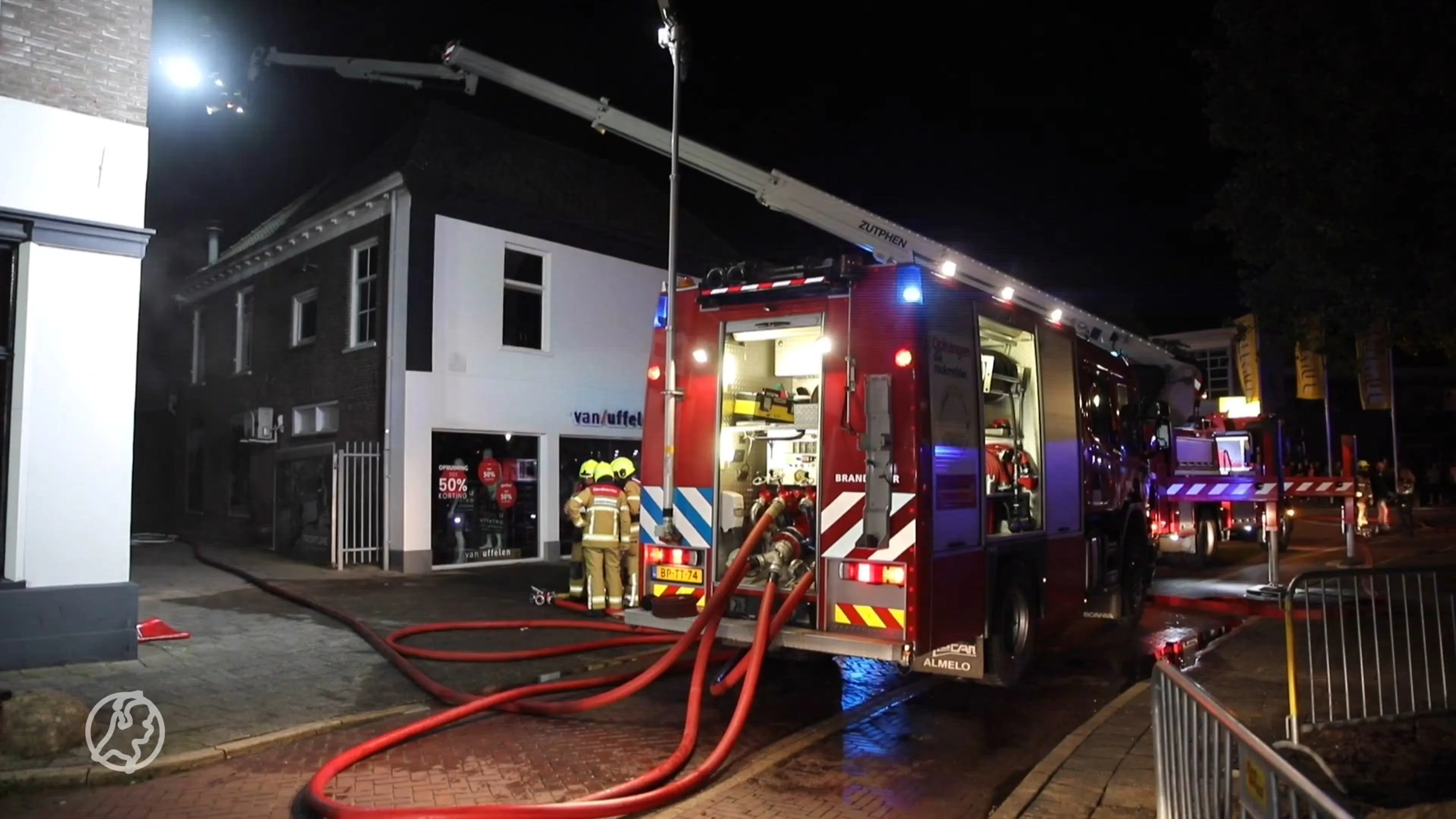 Grote brand in fietsenwinkel centrum Brummen, meerdere appartementen ontruimd