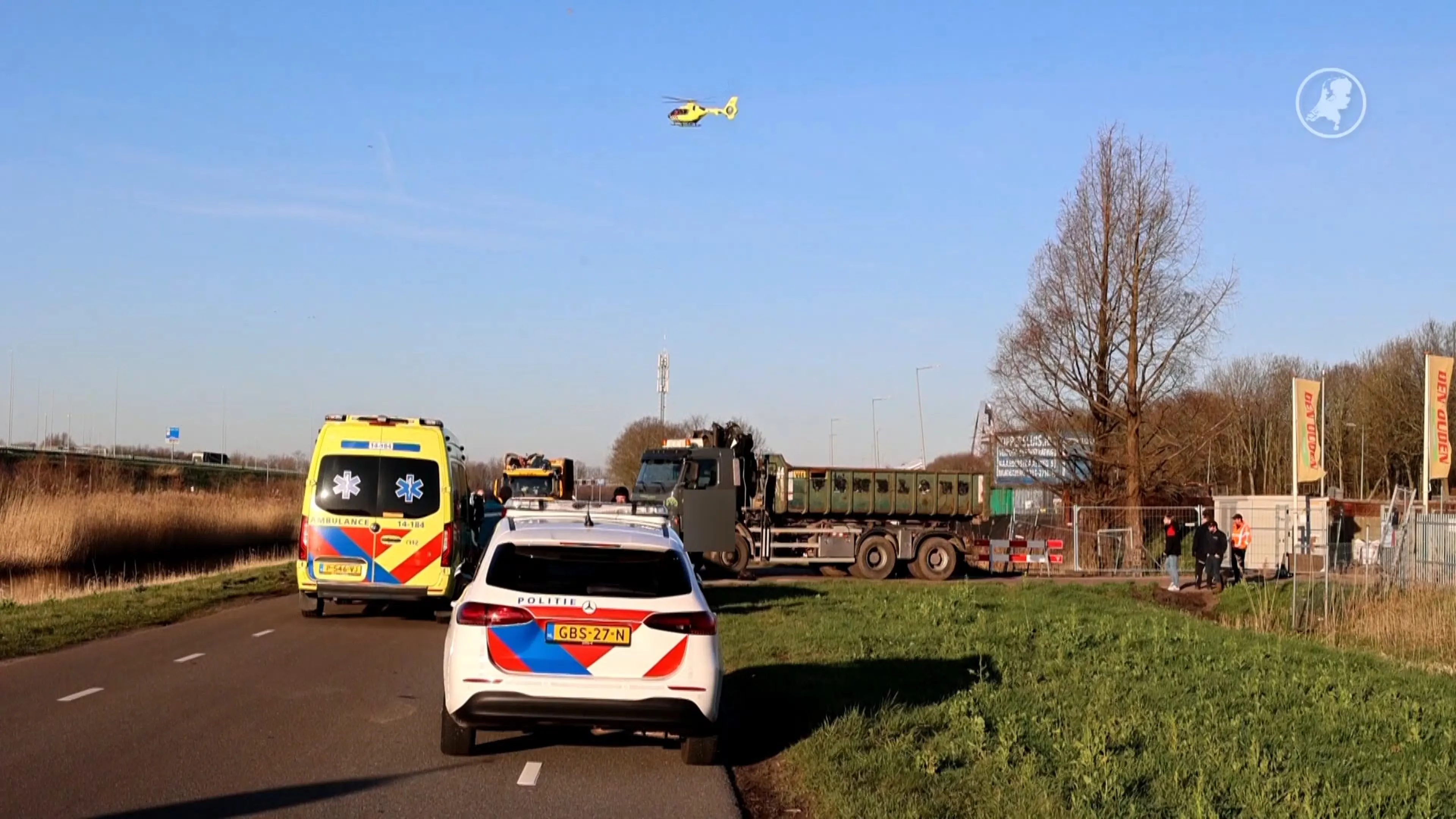 Fietser overleden na botsing met vrachtwagen in Muiderberg