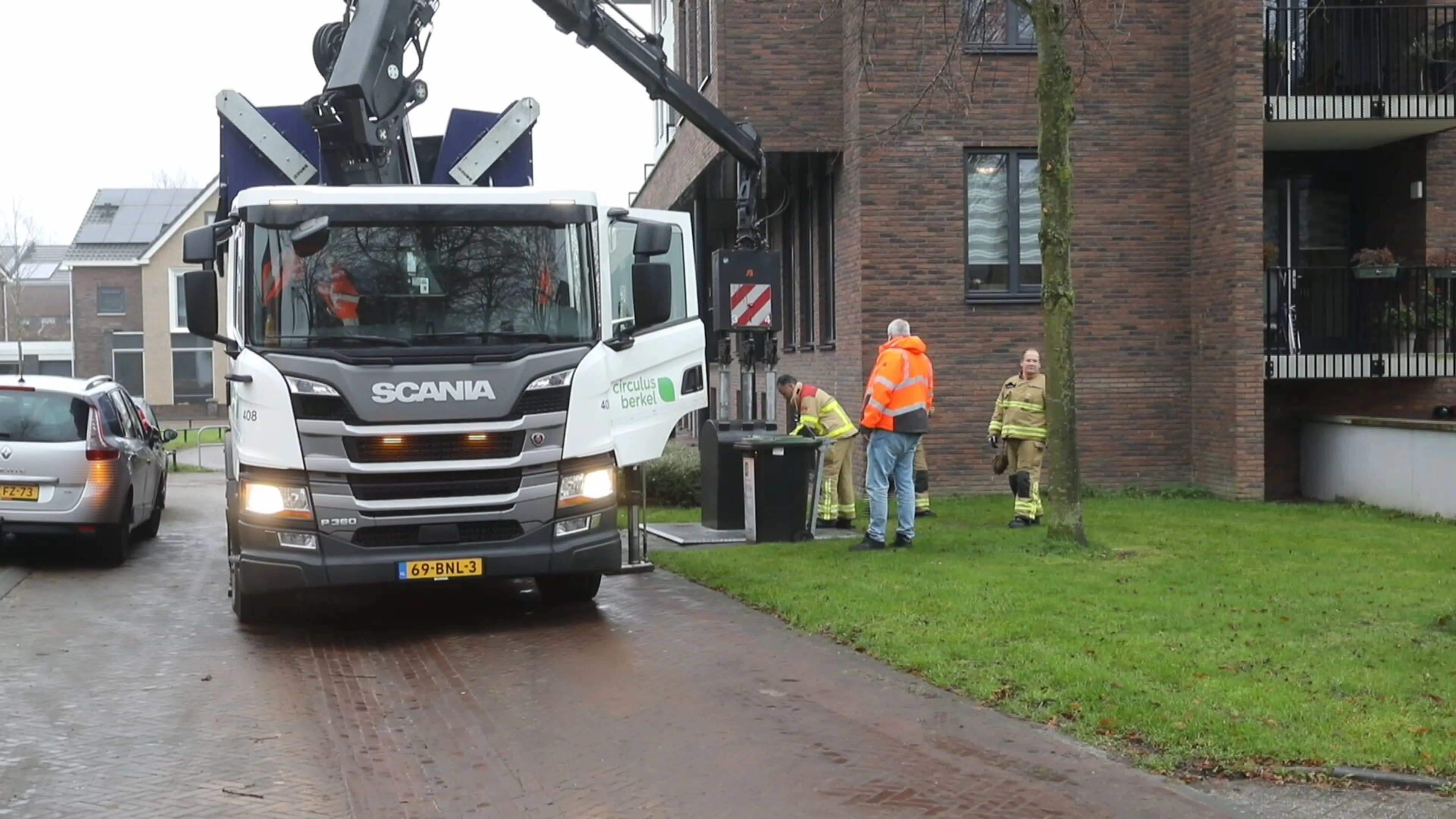 Brandweer rukt uit voor geblaf uit ondergrondse vuilcontainer in Vaassen