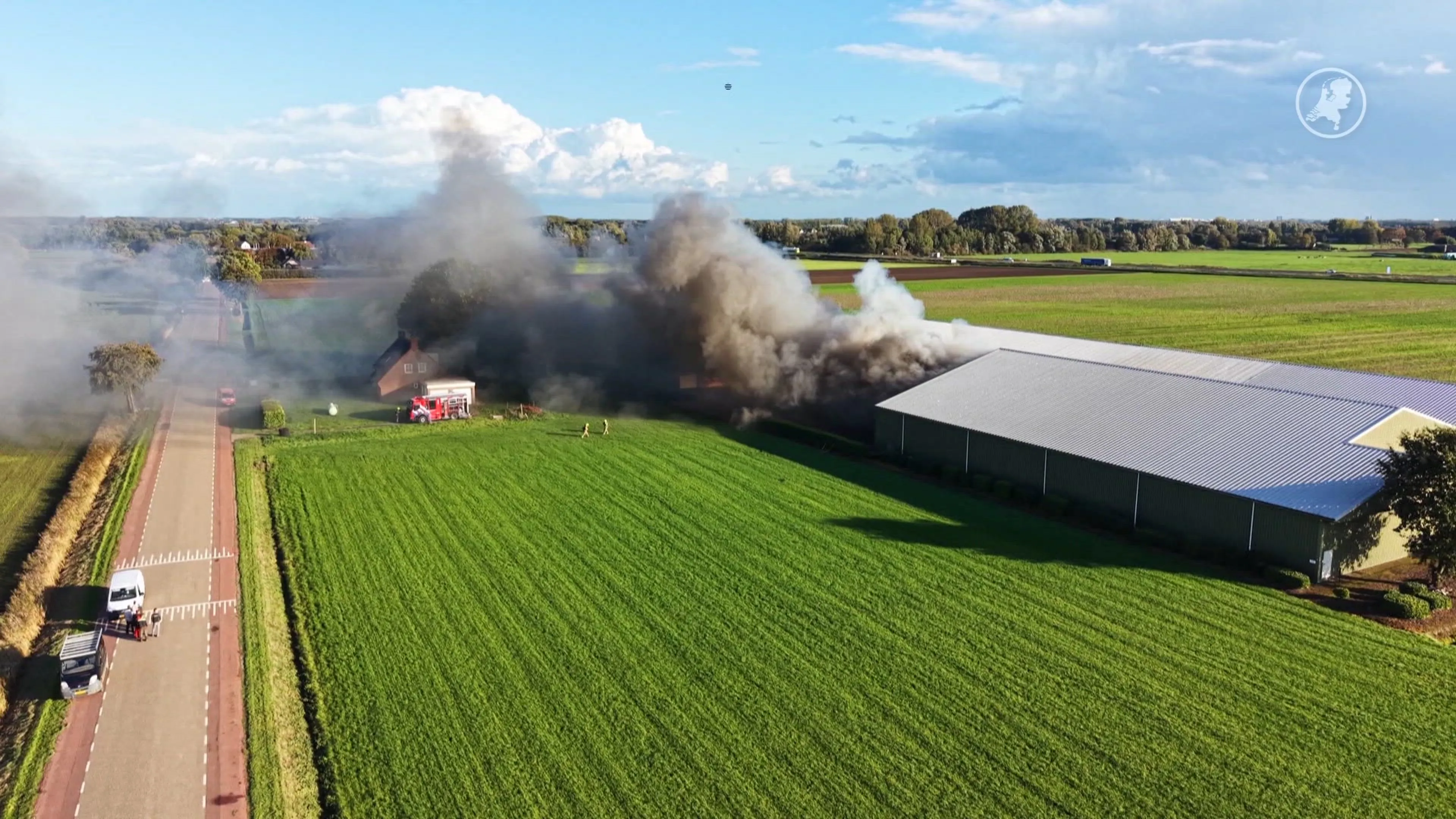 Loods in Terheijden met landbouwmachines in brand, brandweer voorkomt erger