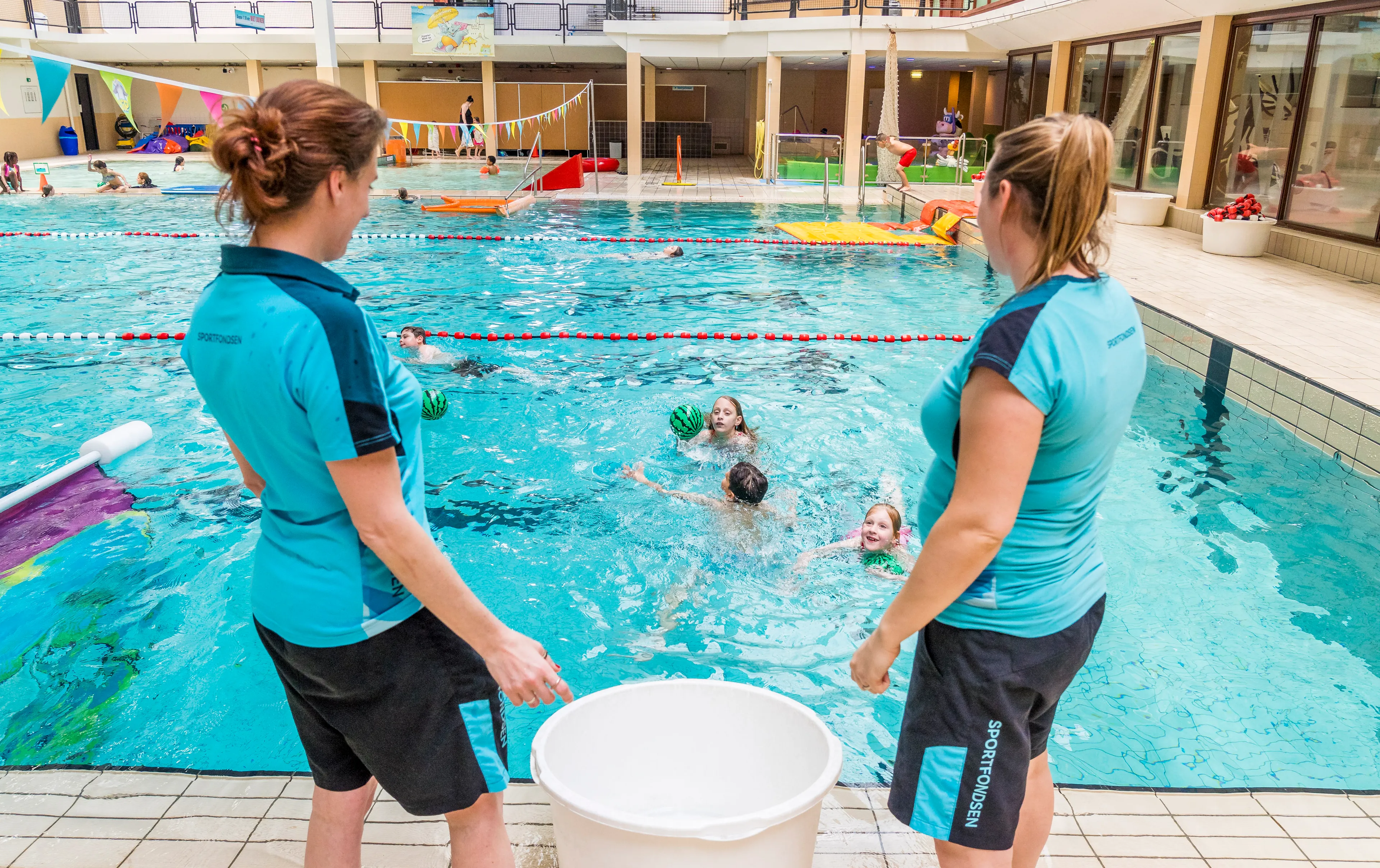 Zwemscholen gaan kopje onder, kinderen tussen wal en het schip