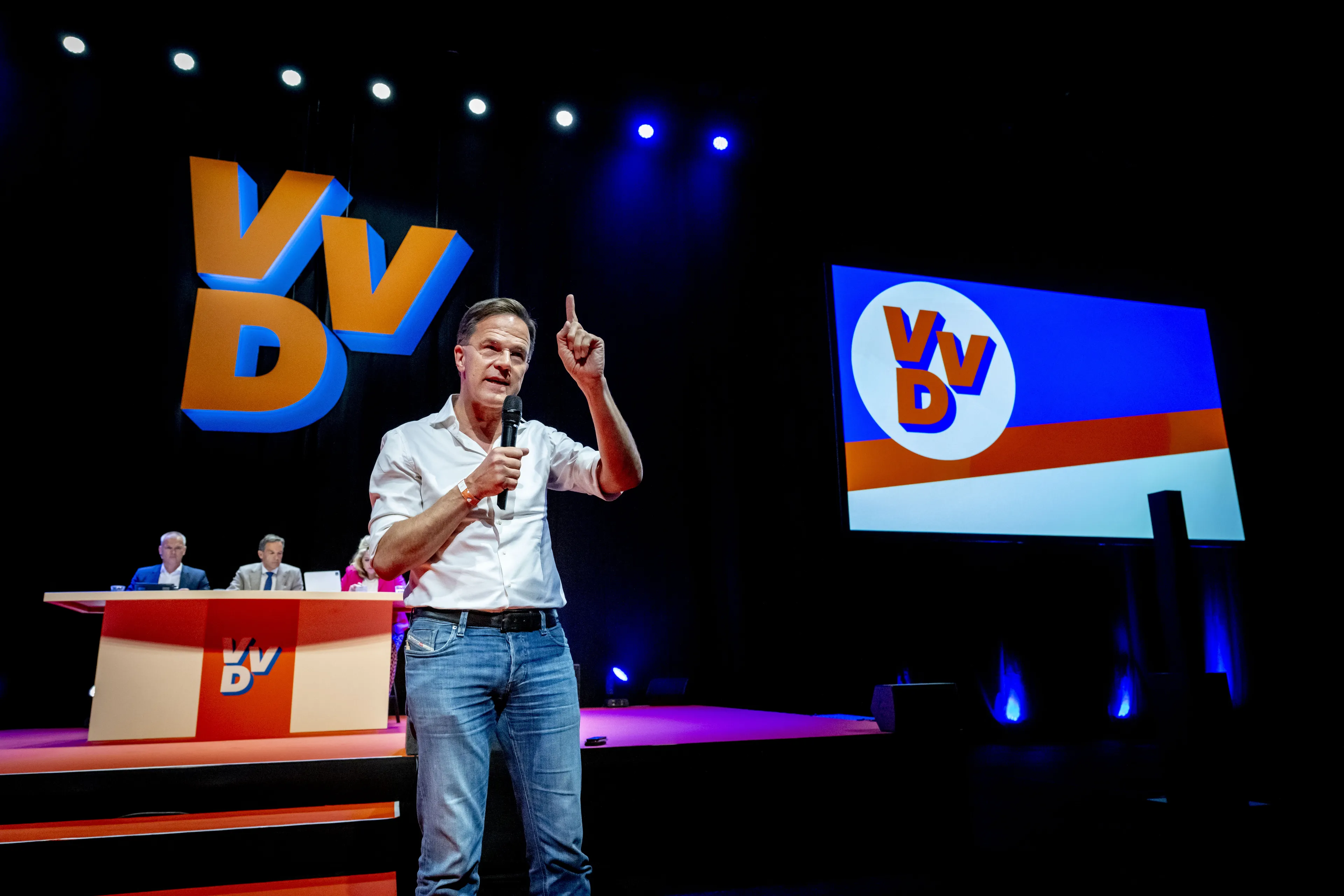 'Mark, schiet op': felle reacties op Rutte tijdens VVD-congres, kritische vragen over asielinstroom