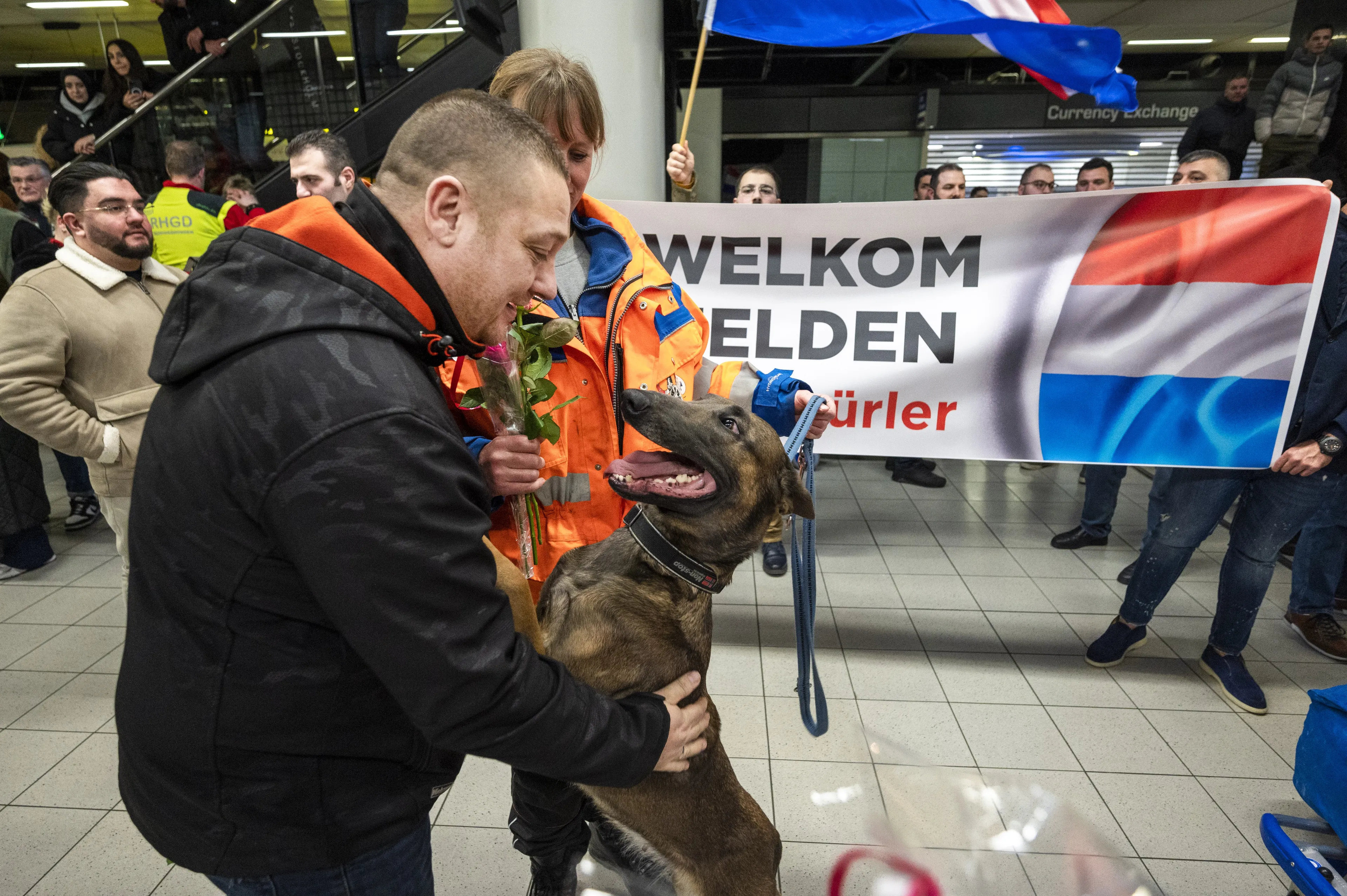 Reddingshonden en reddingswerkers terug in Nederland na heftige week in Turkije