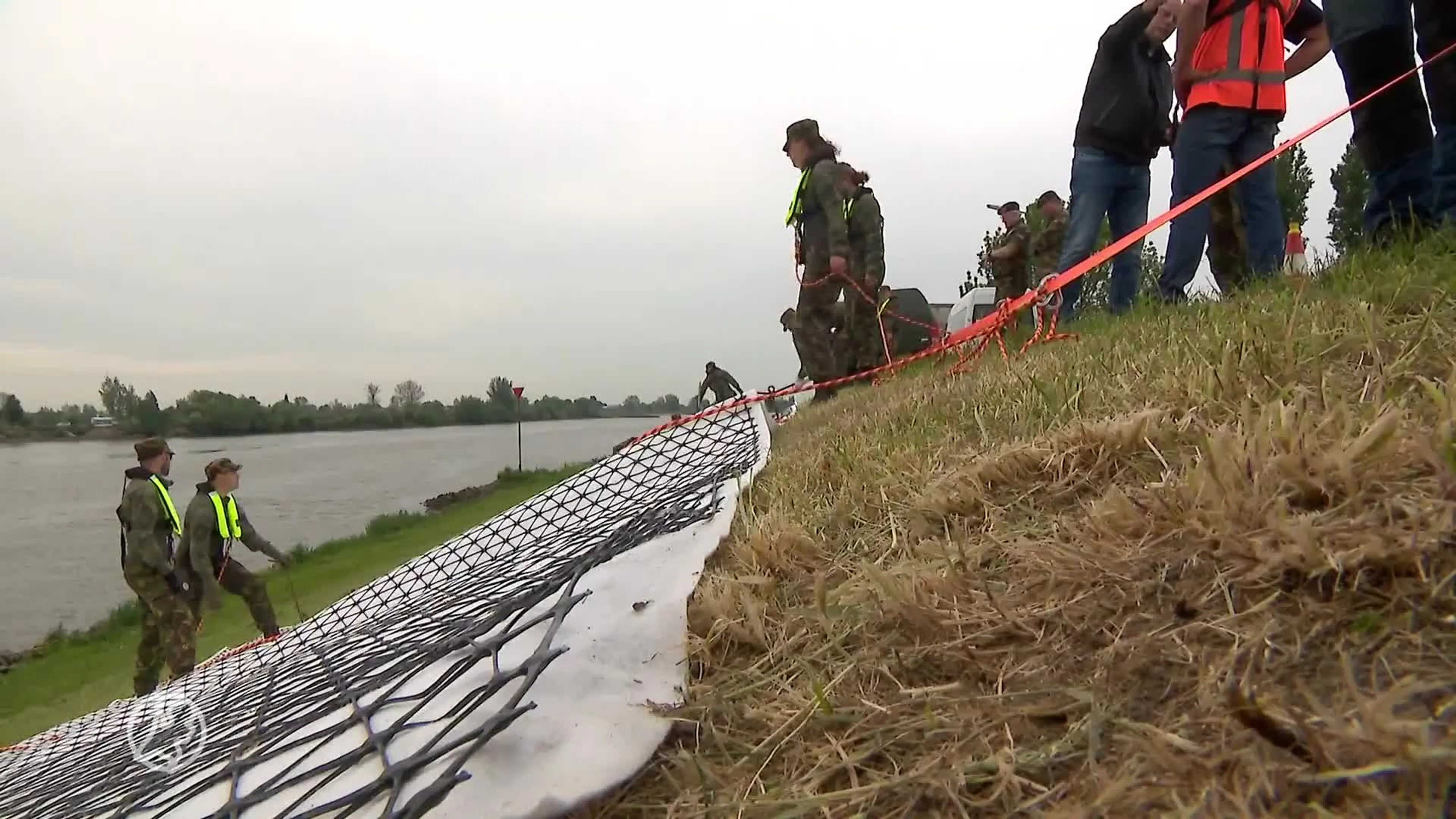 Oefenen voor potentiële dijkdoorbraak bij Lopik: 'Als dit fout gaat stroomt het water tot Schiphol'