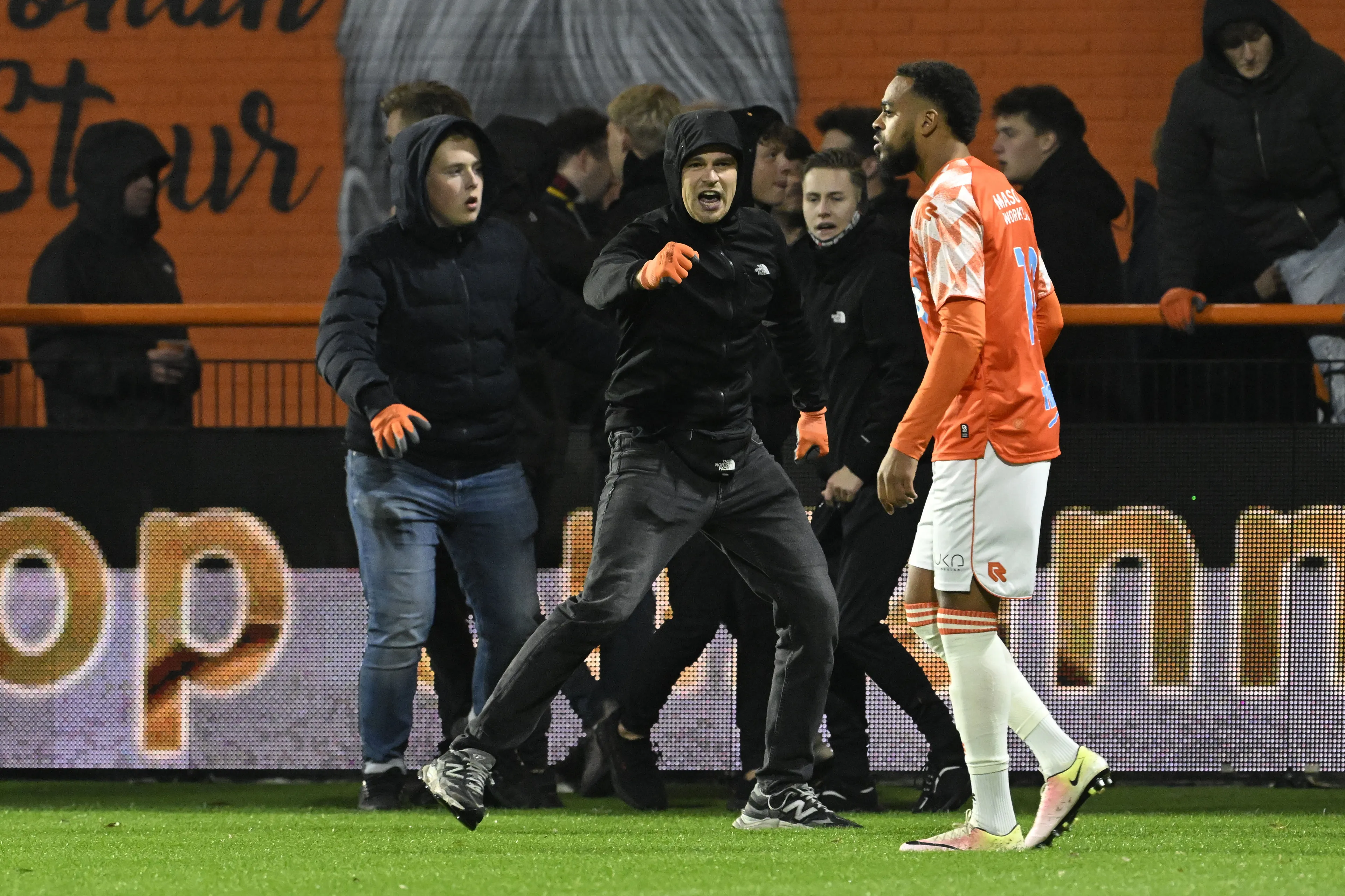 Wedstrijd FC Volendam-Heracles later begonnen door ruzie zoekende fans