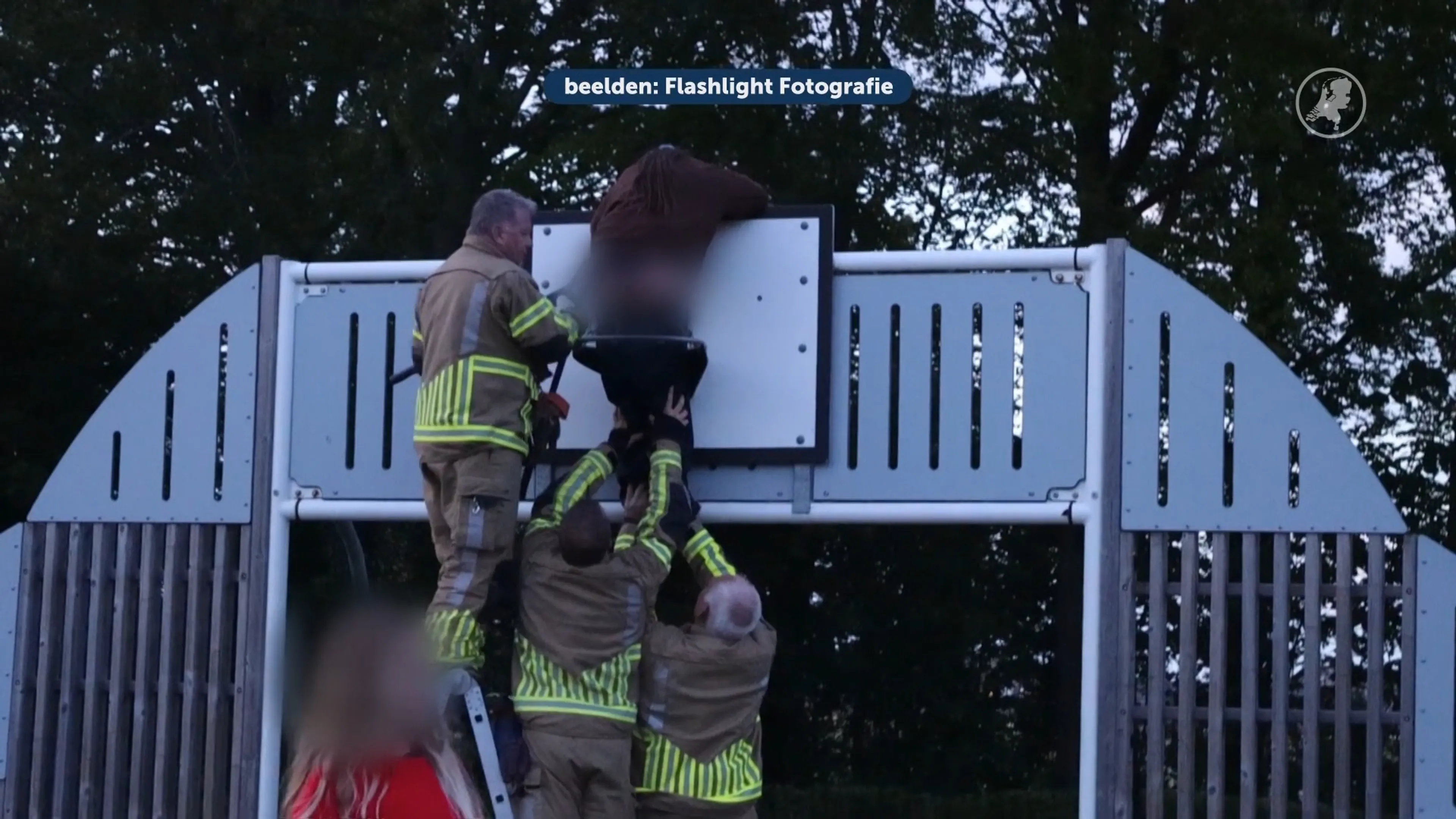 Meisje klem in basketbalkorf, brandweer moet ingrijpen