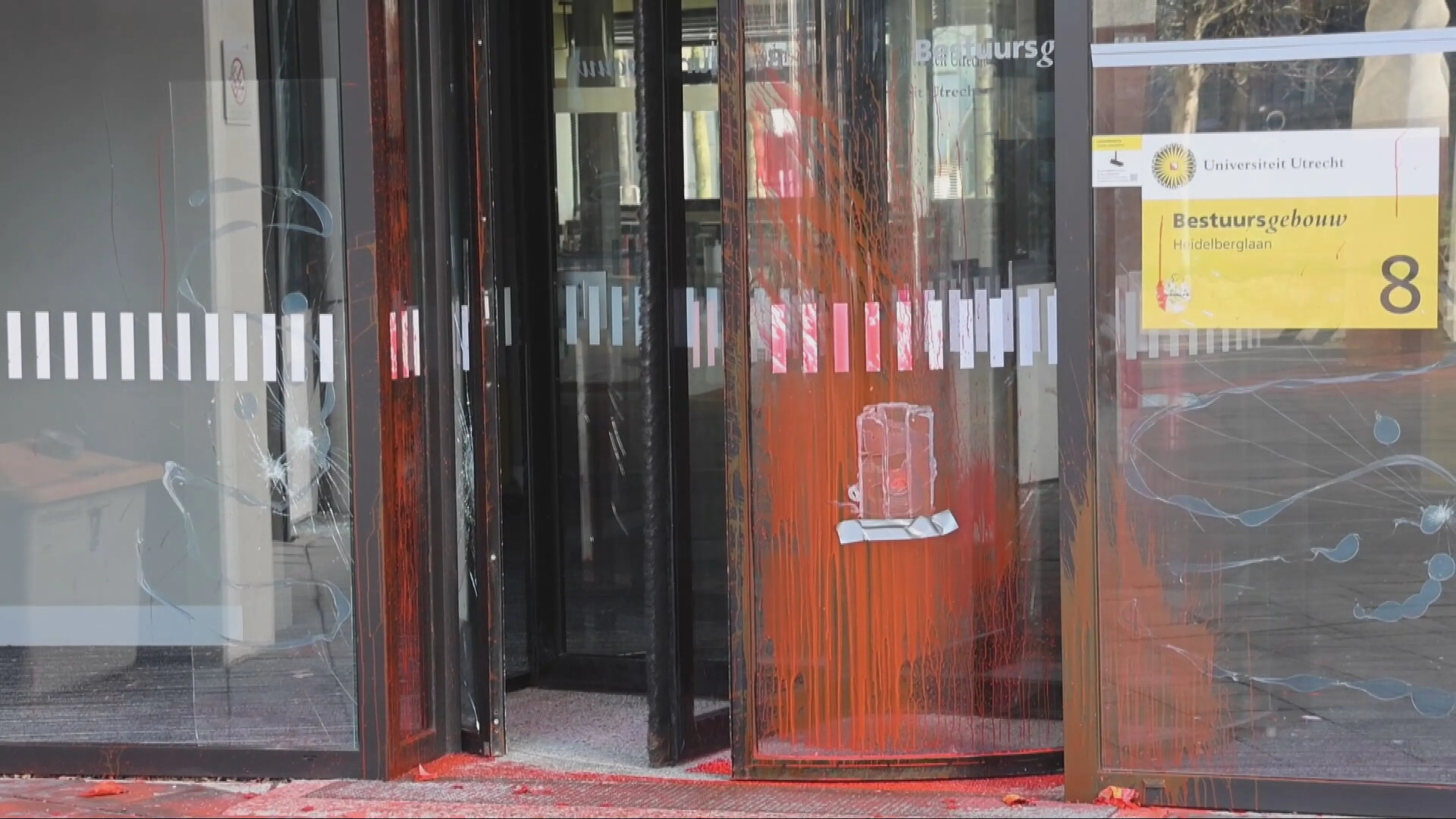 Meerdere gebouwen Universiteit Utrecht beklad en ruiten vernield