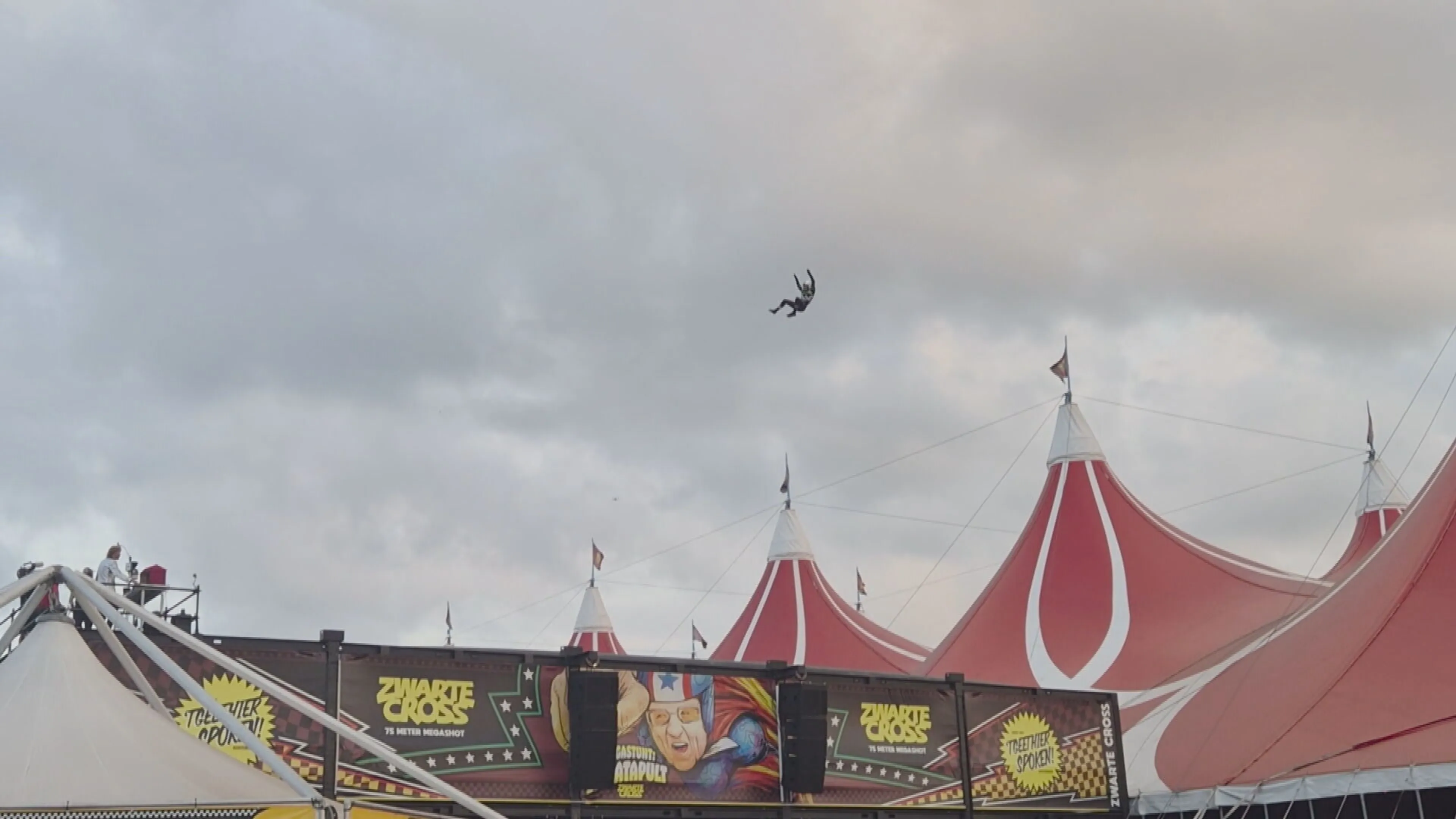 Blessure Zwarte Cross-stuntman valt mee: enkel toch niet gebroken