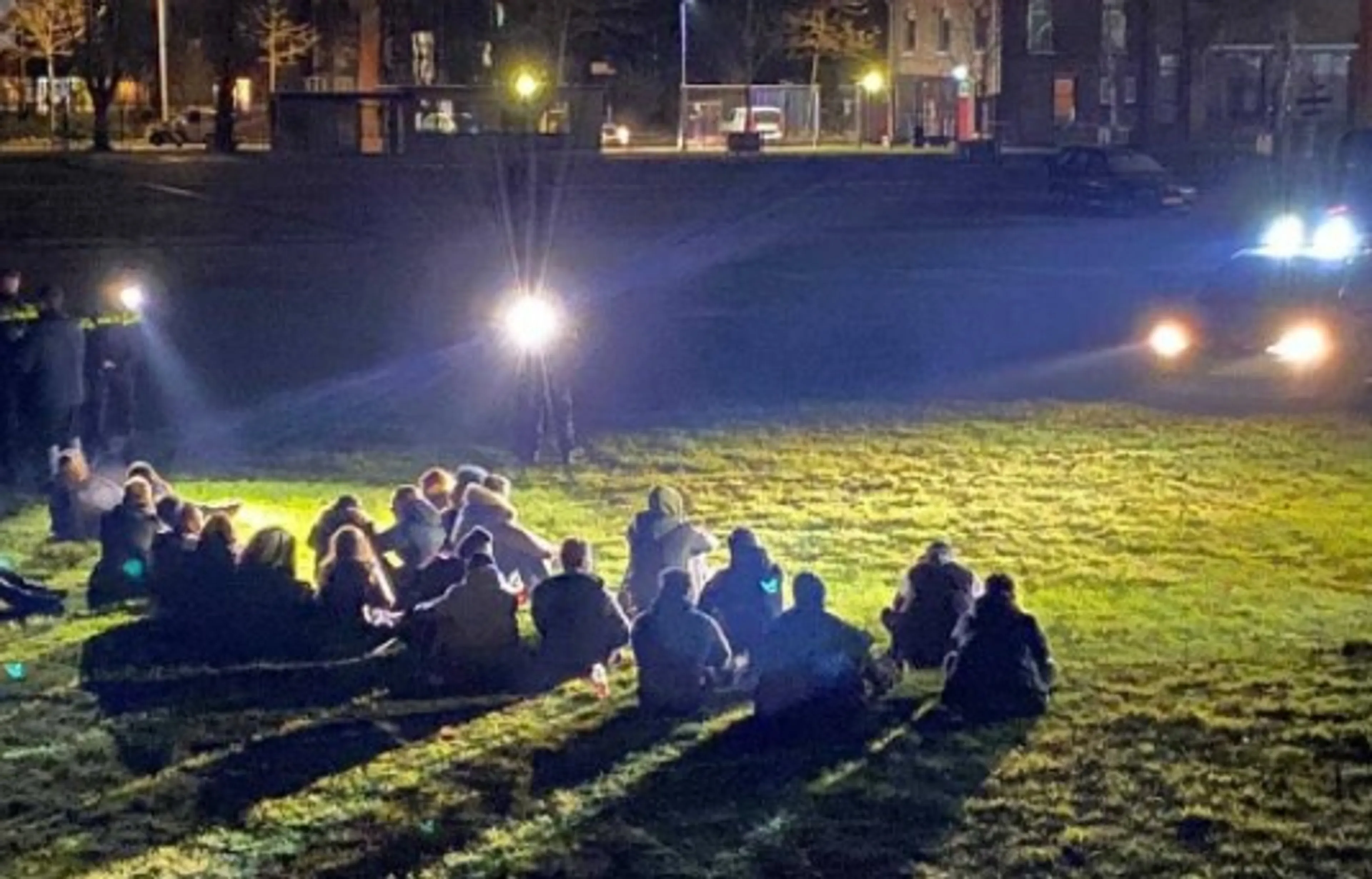 Politie grijpt in bij illegaal feest met honderden bezoekers, agent in Den Helder mishandeld