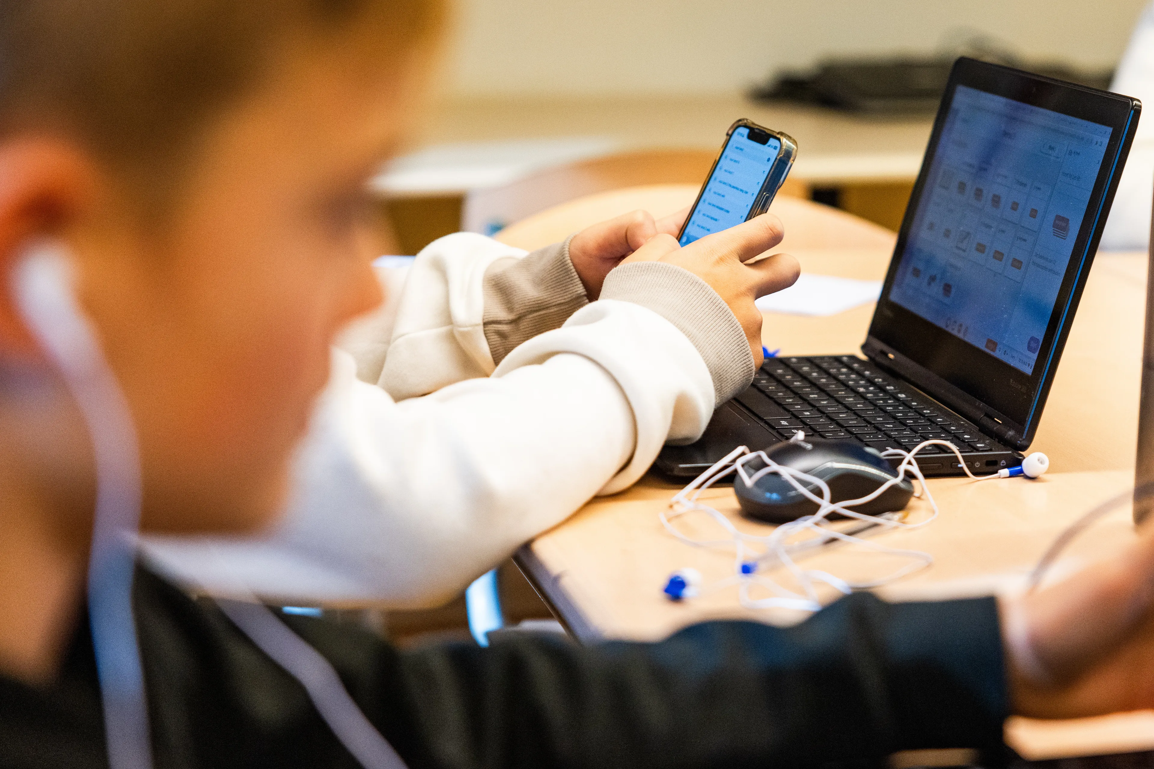 Kamermeerderheid wil volledig smartphonevrije scholen: thuis of in de kluis