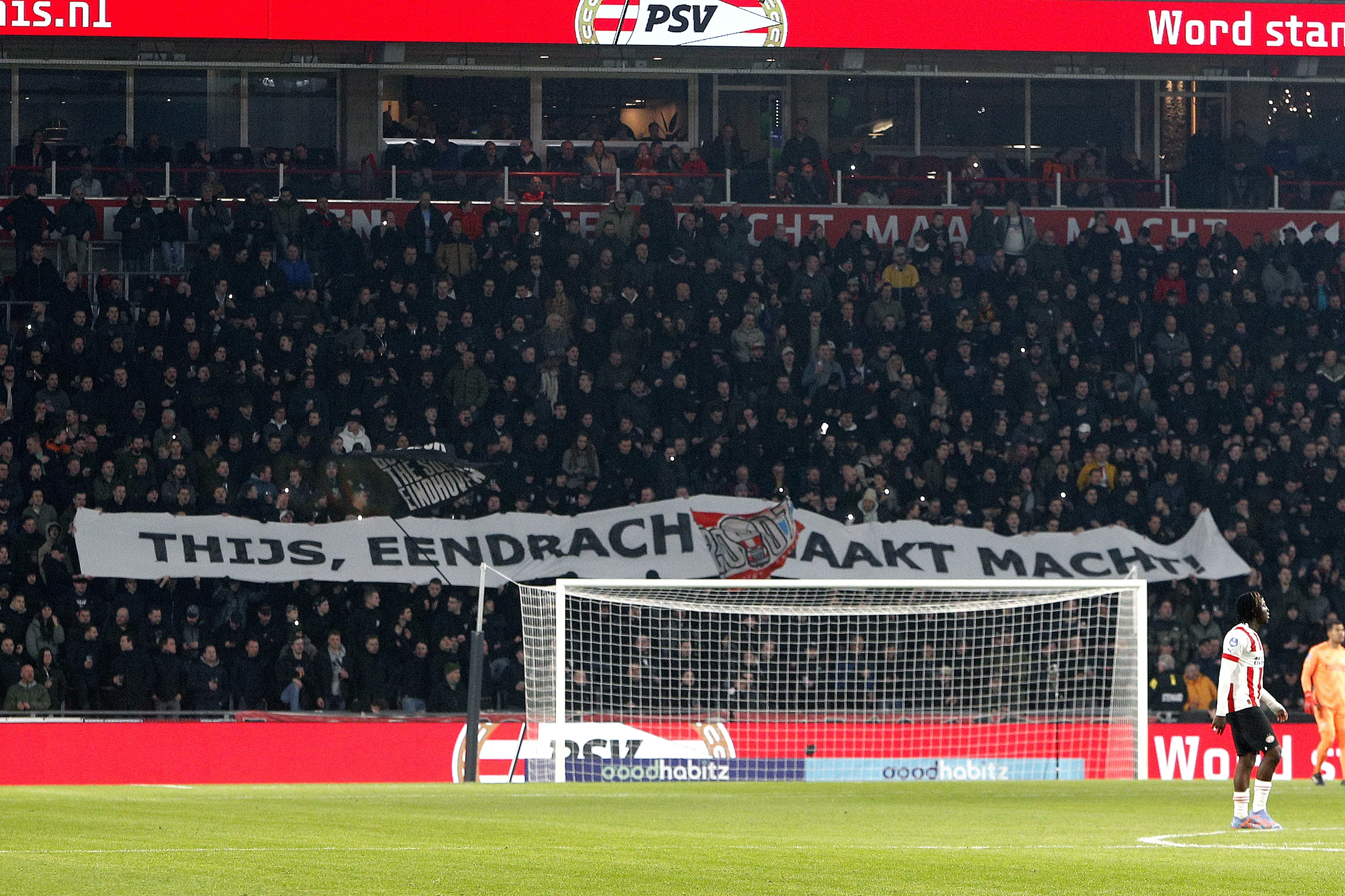 Indrukwekkend moment in Philips Stadion: duizenden lampjes en minuut stilte voor ongeneeslijk zieke perschef PSV