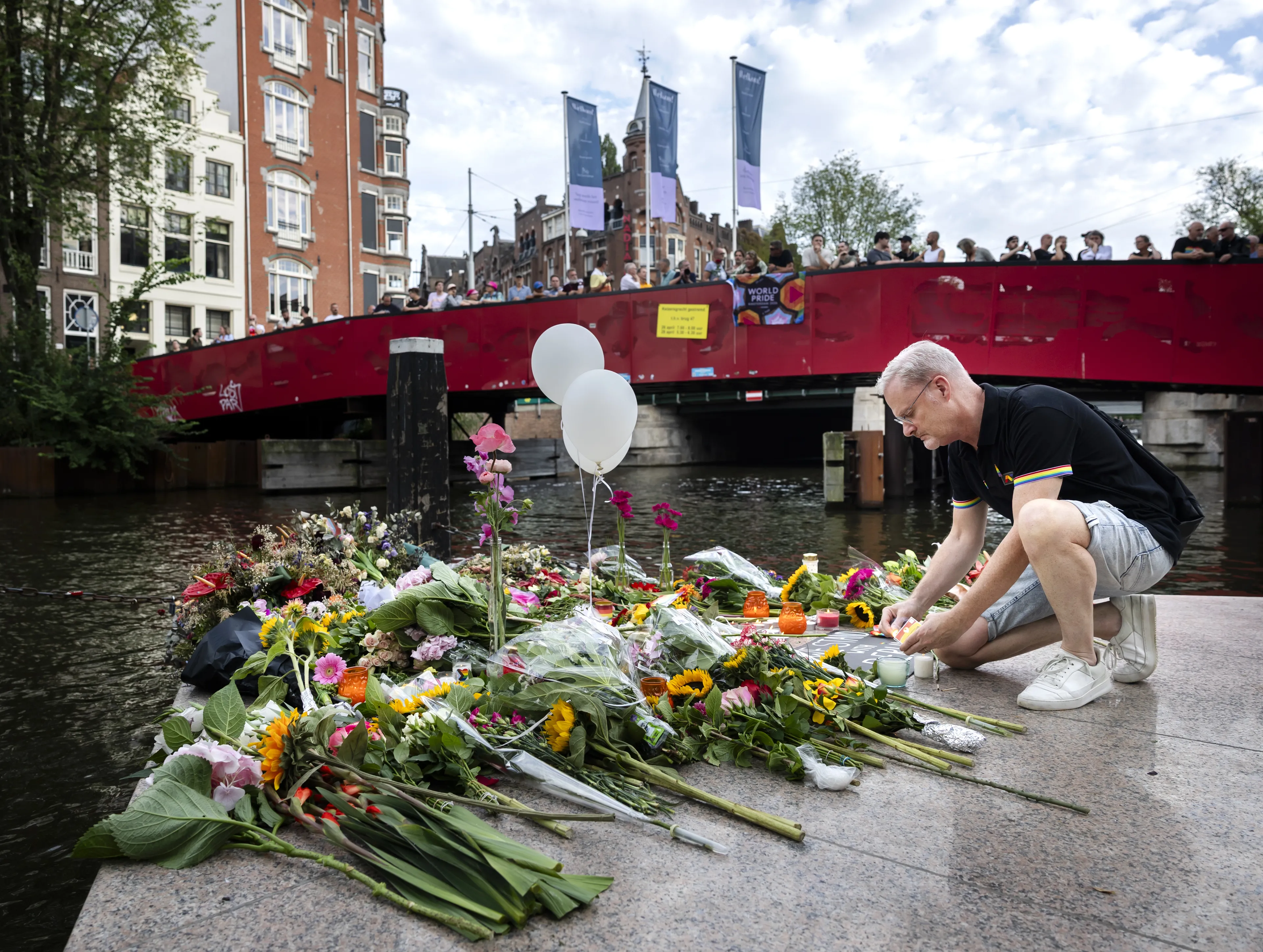 Aanslag tijdens Pride in Berlijn herdacht bij Homomonument in Amsterdam