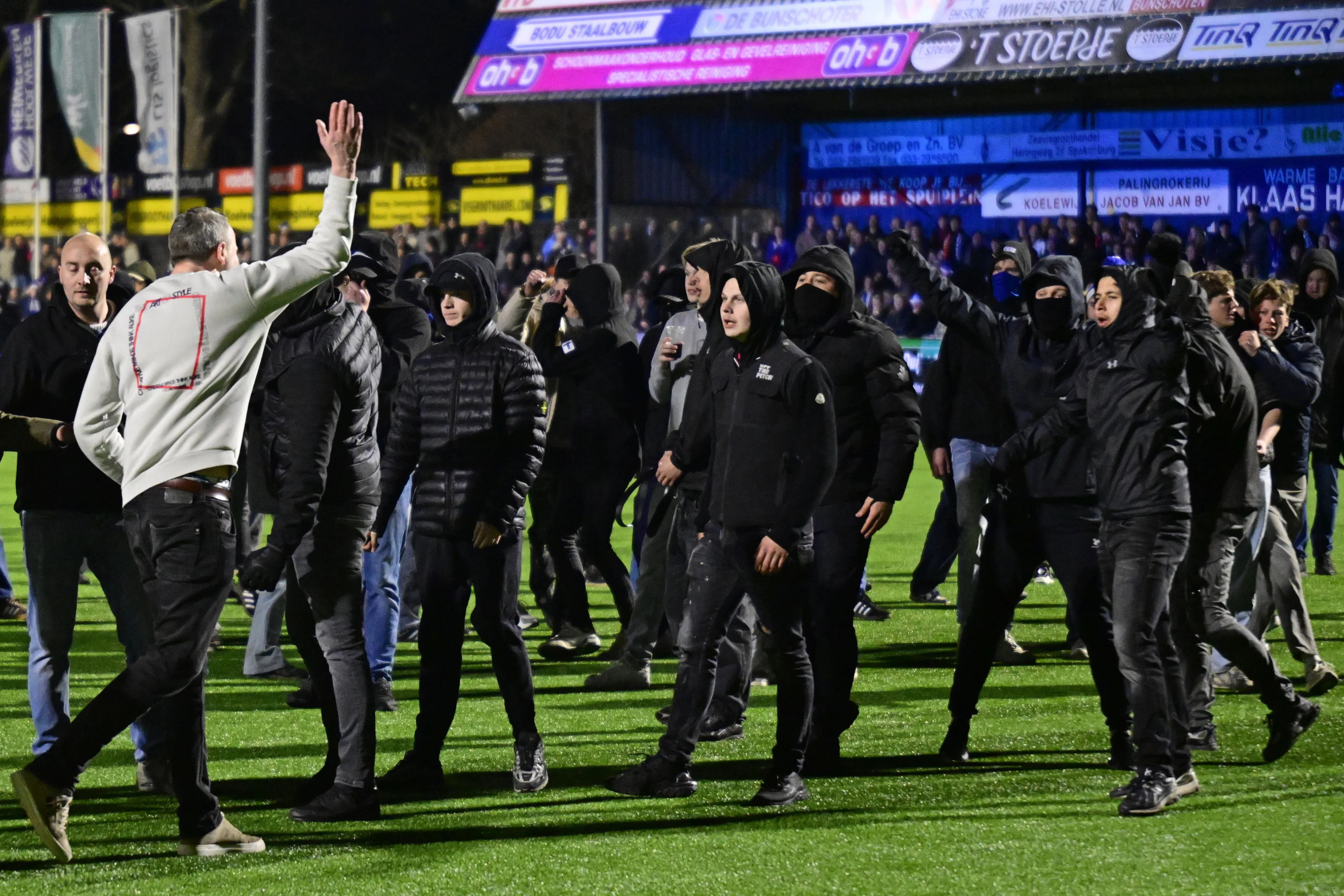 Grote vechtpartij tussen supporters Spakenburg en FC Twente na bekerwedstrijd