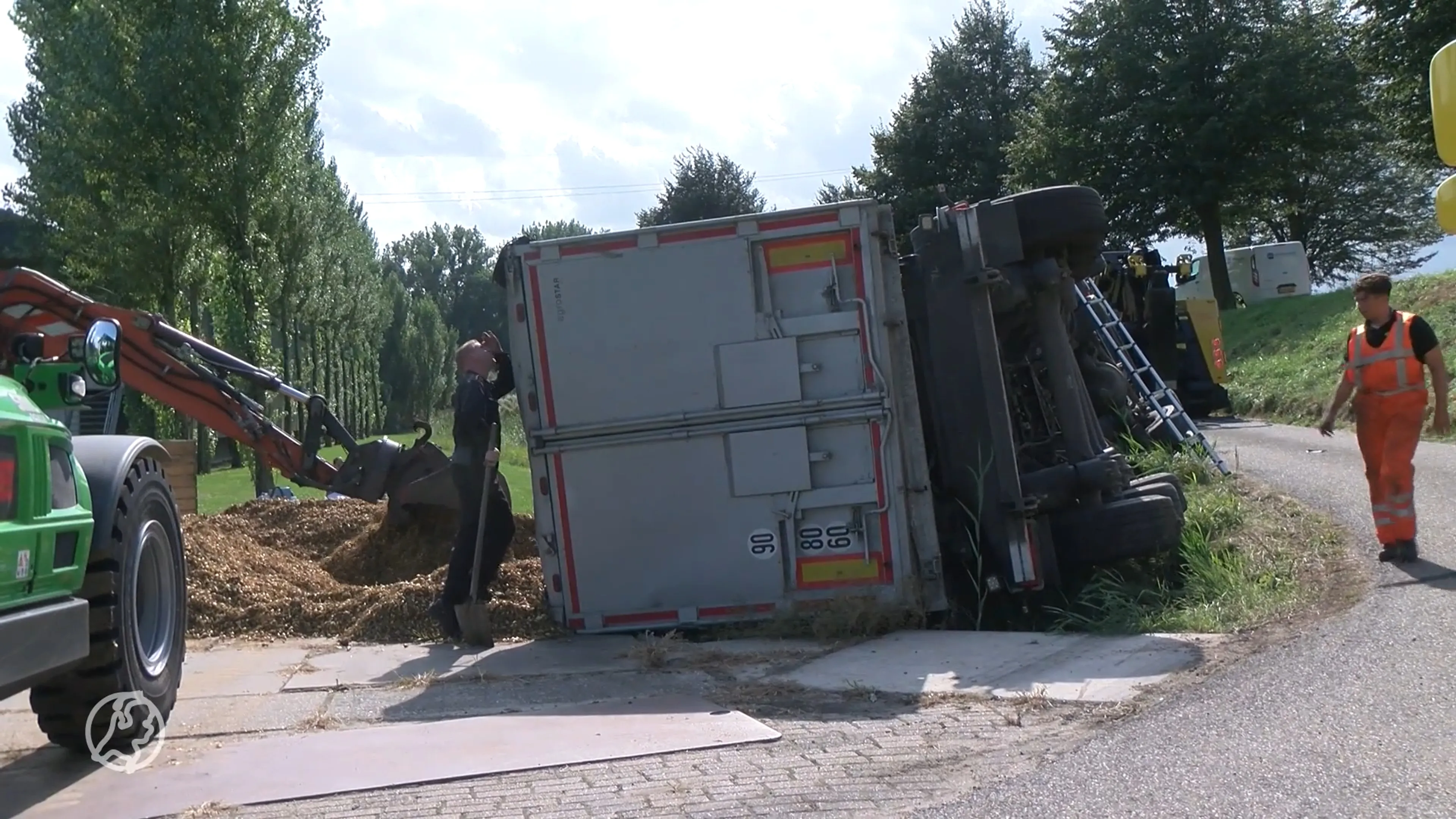Chauffeur kan wel janken: vrachtwagen vol uien kiepert om en verliest lading