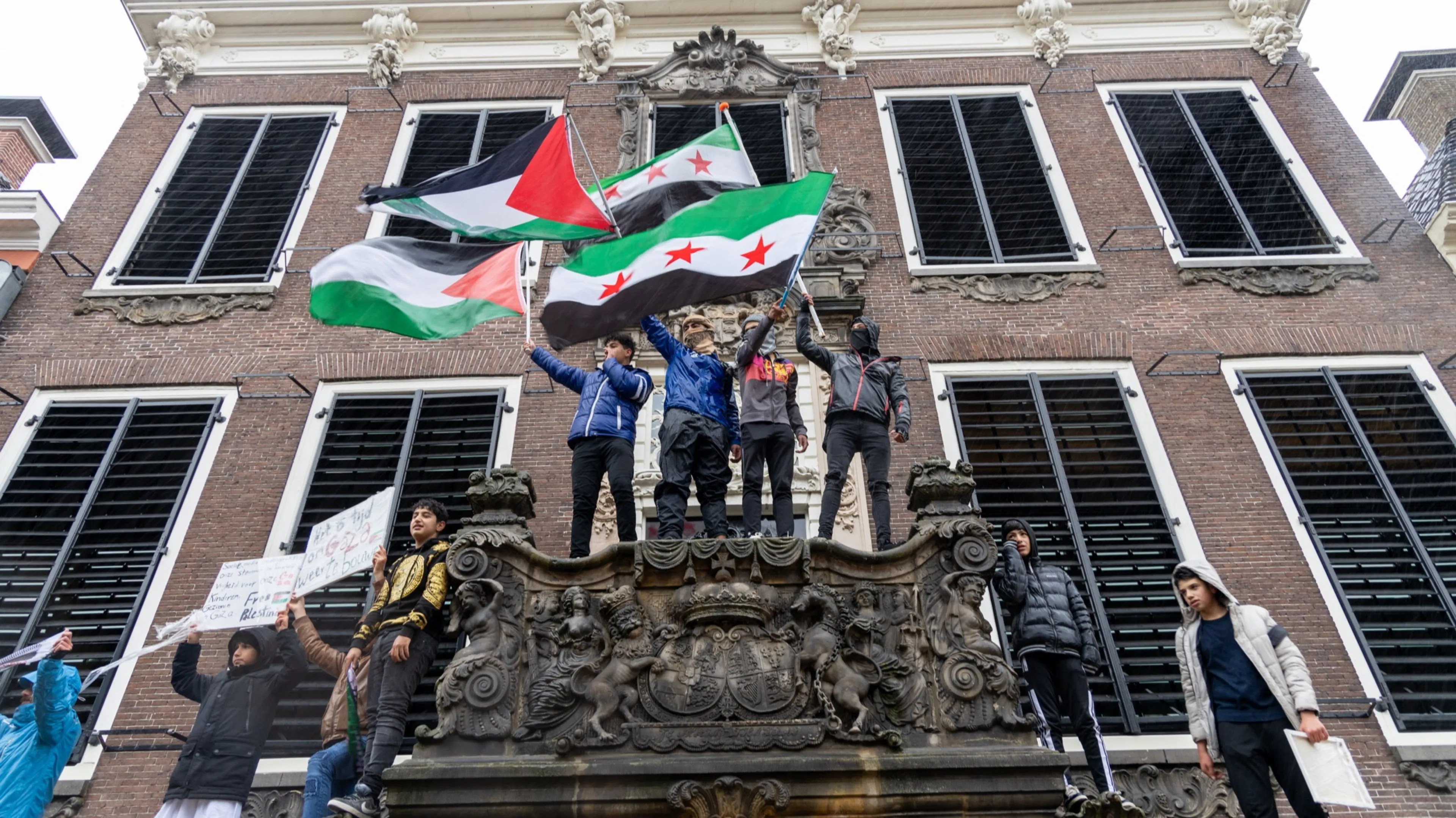 Demonstranten in Sneek steunen Palestijnen vanaf bordes stadhuis