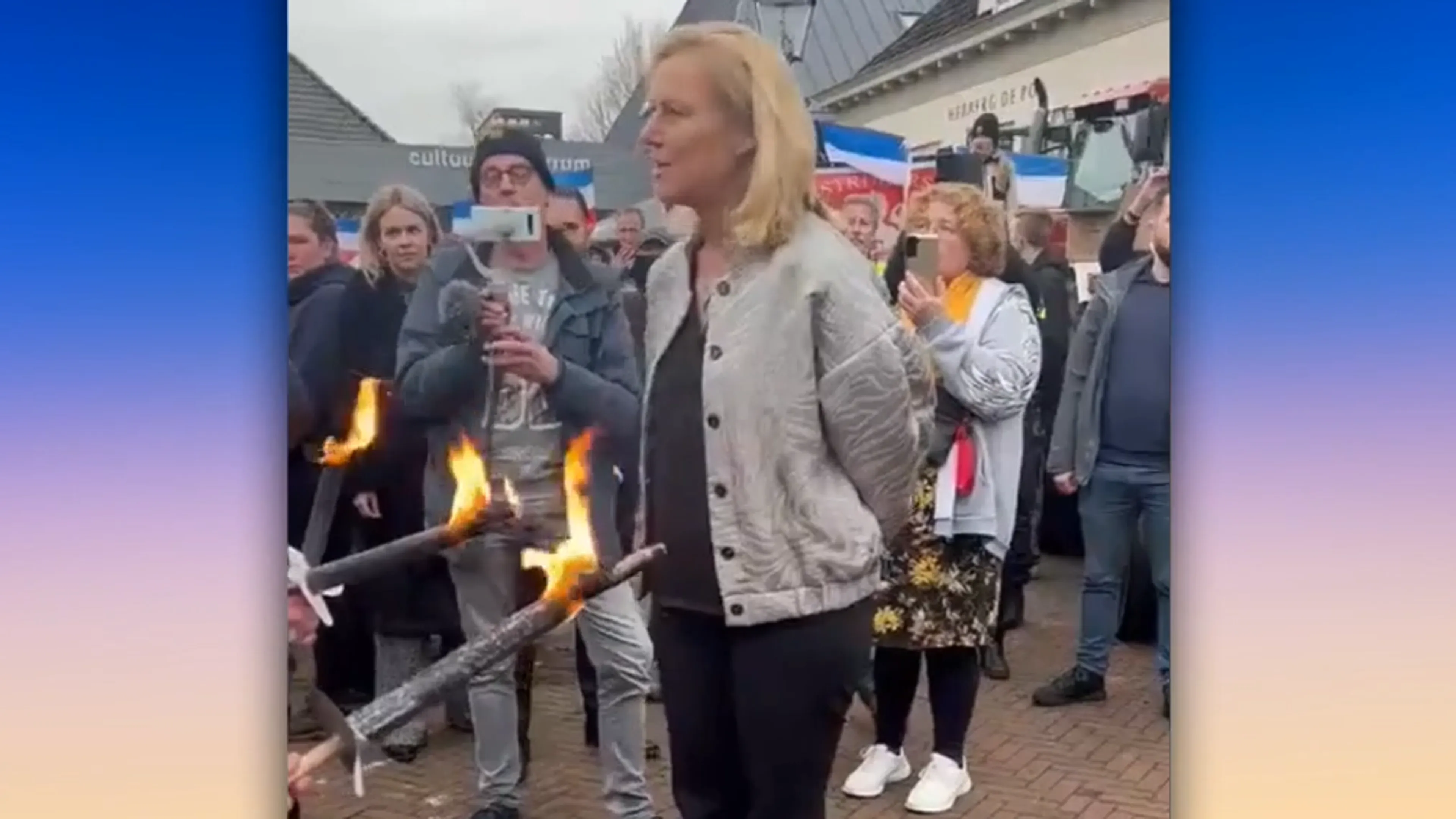 Protest met brandende fakkels tegen Kaag ging te ver: 'Gênante vertoning'