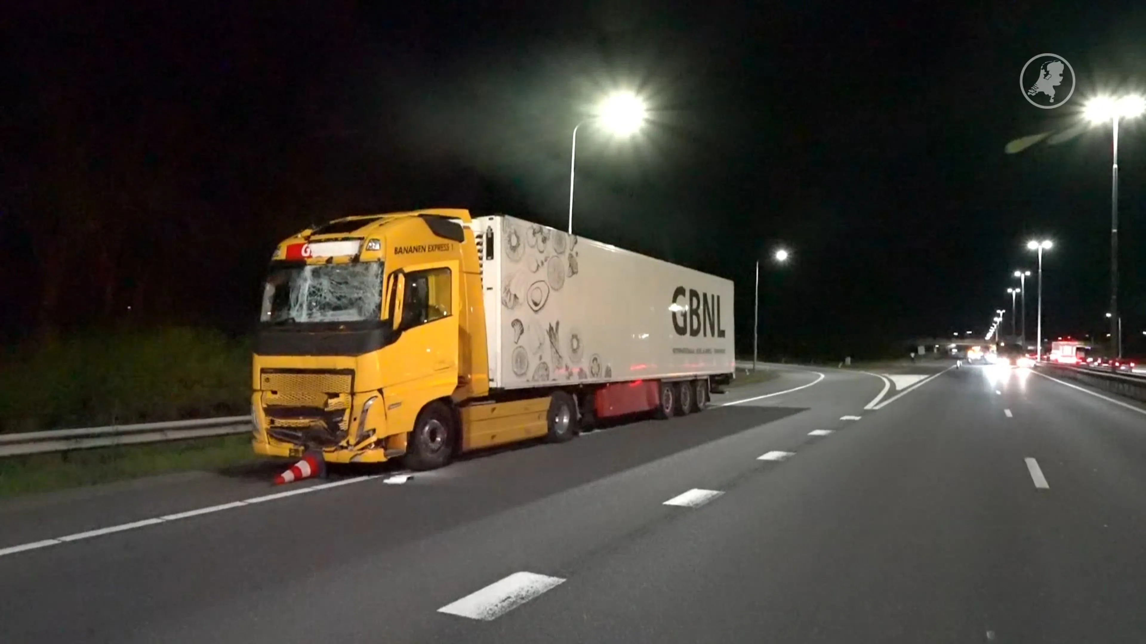 Flinke klap op pijlwagen zorgt voor flinke schade bij vrachtwagen op A28