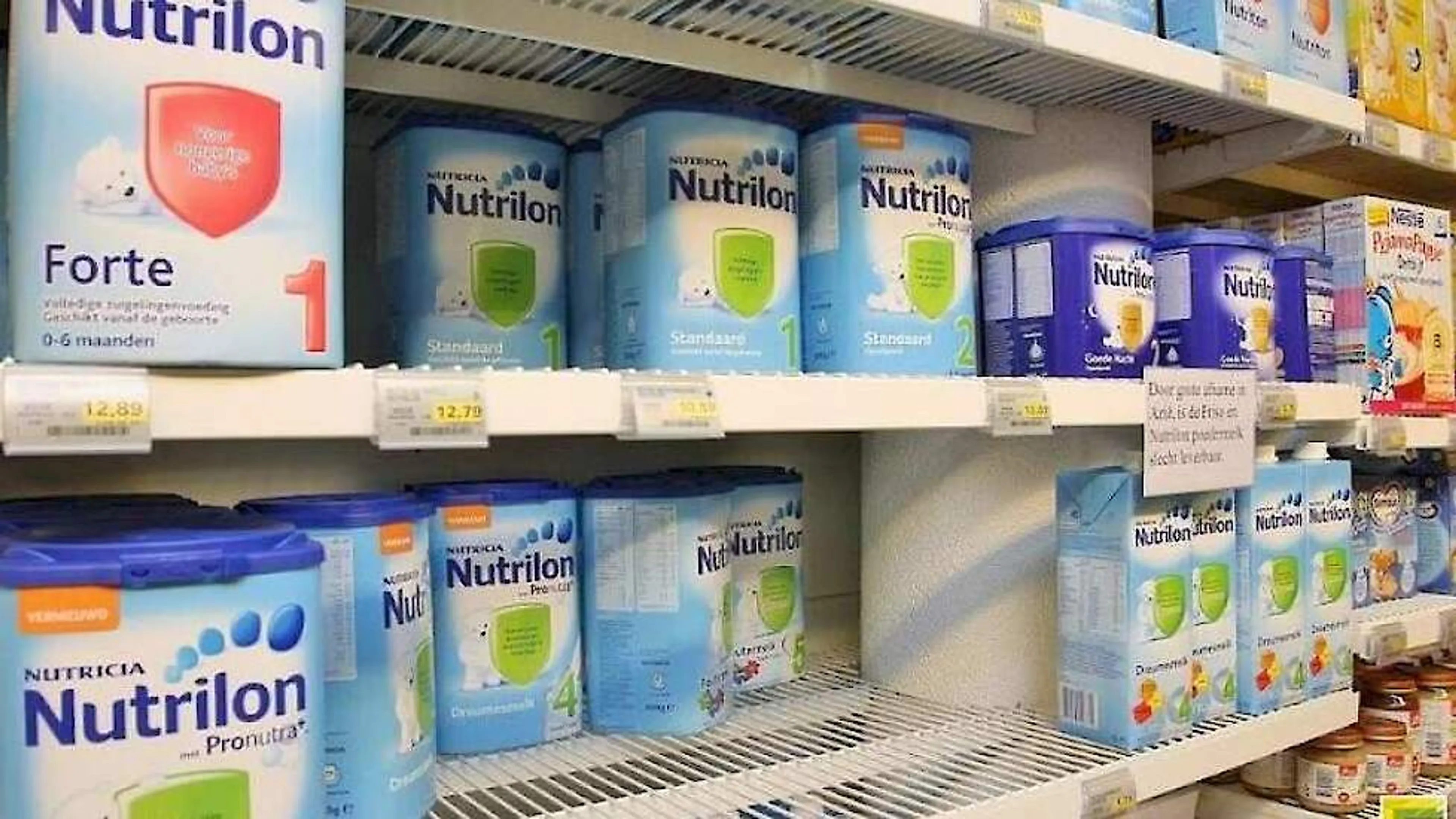 Tientallen meldingen over zieke baby's na drinken babymelk