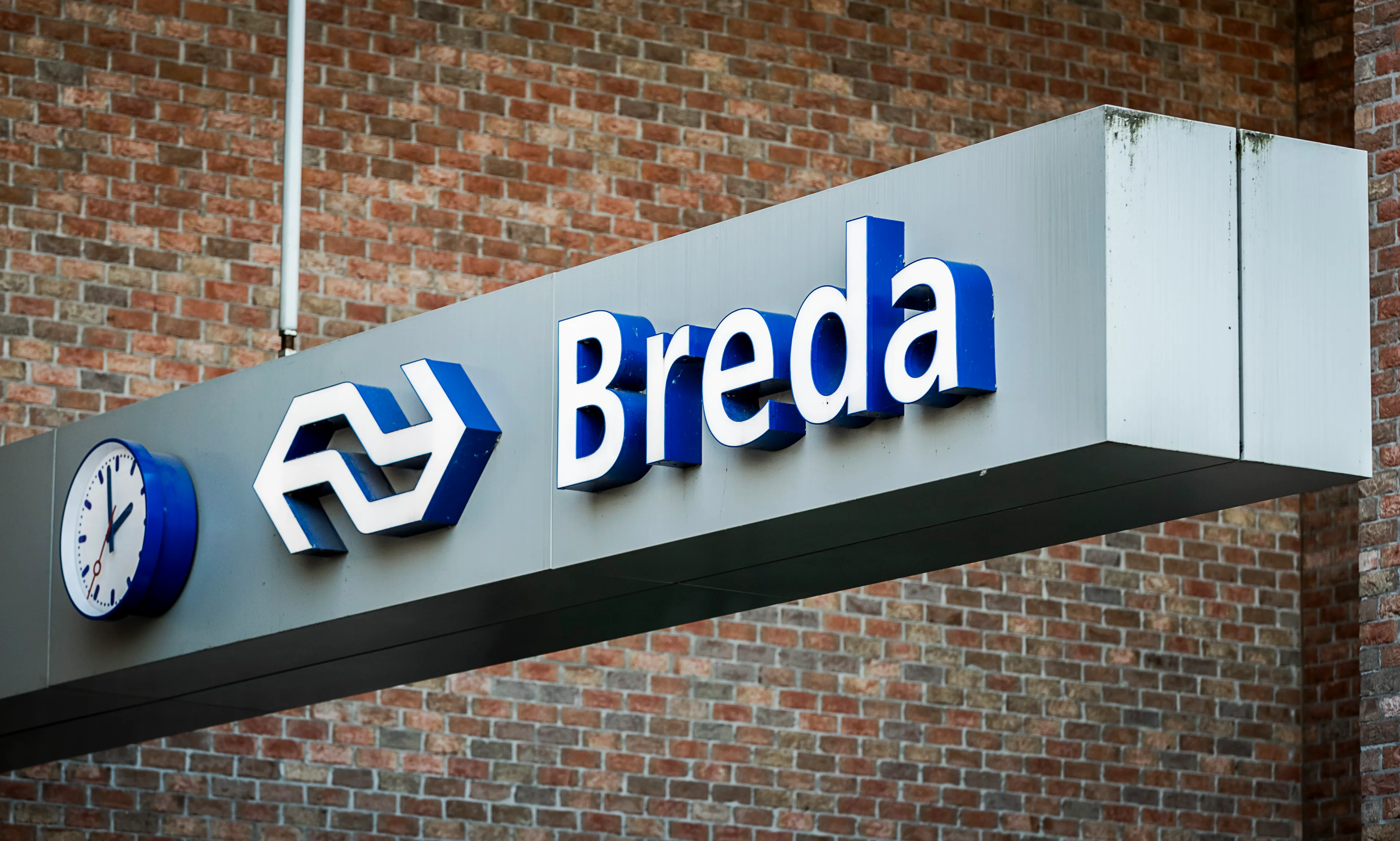 Agressieve dronkenlap spuugt agent in gezicht op station Breda