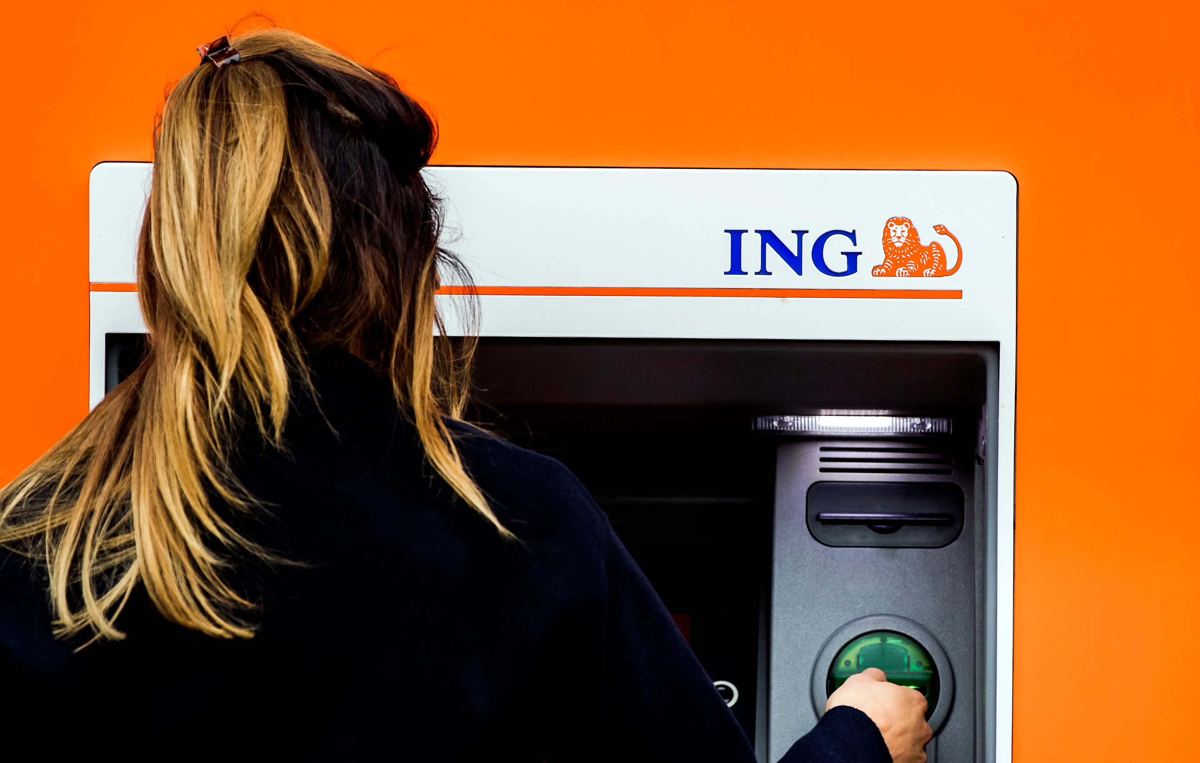 Bijna helft Nederlanders durft 's avonds niet meer te pinnen