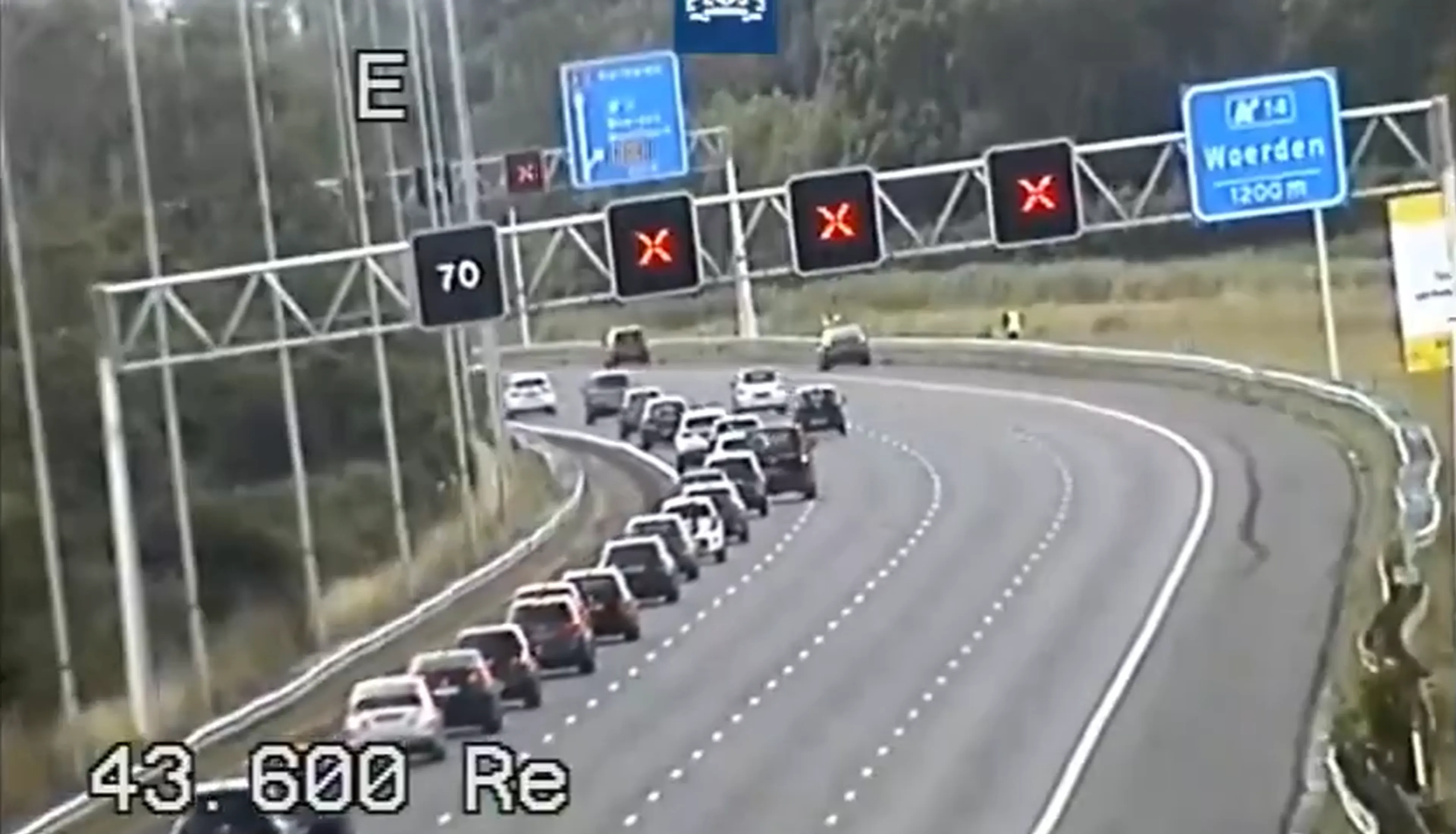 Bestuurders negeren rode kruizen A12, twee eindigen met lekke banden