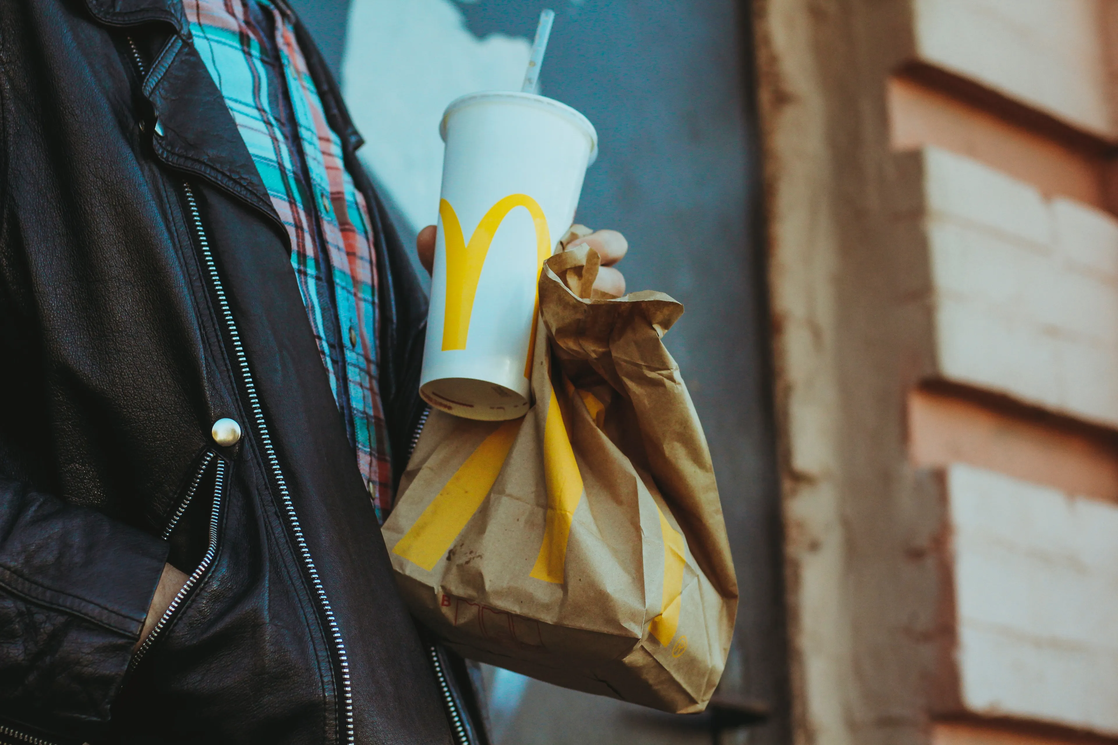 Huh? McDrive dicht vanwege coronavirus, maar de Drive Thru van Burger King is wél open