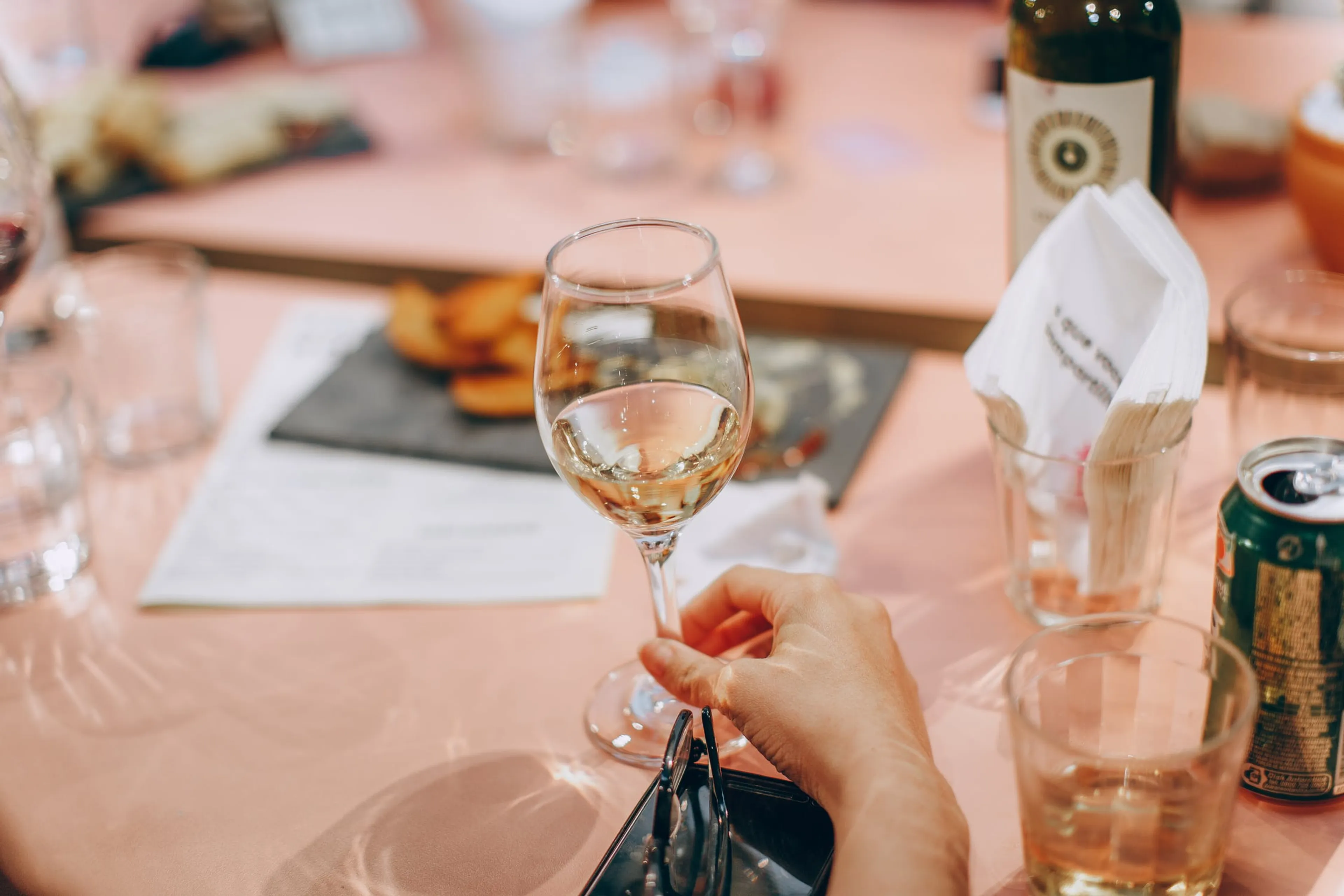 Horecabranche noemt alcoholklok voor hotels 'symboolpolitiek': dit is weer voor de bühne