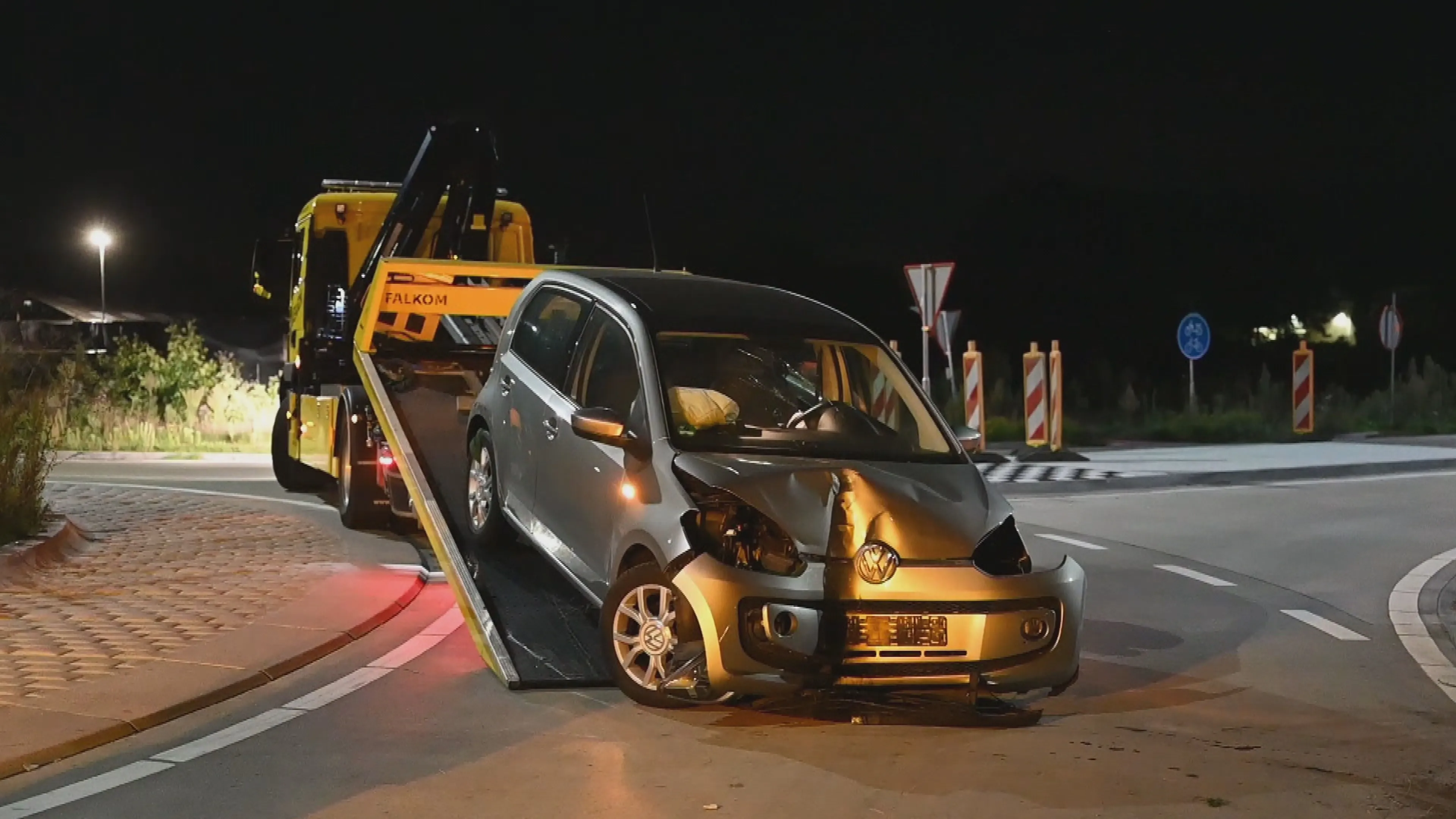 Auto botst op rotonde in Goirle, bestuurder én kentekens verdwenen