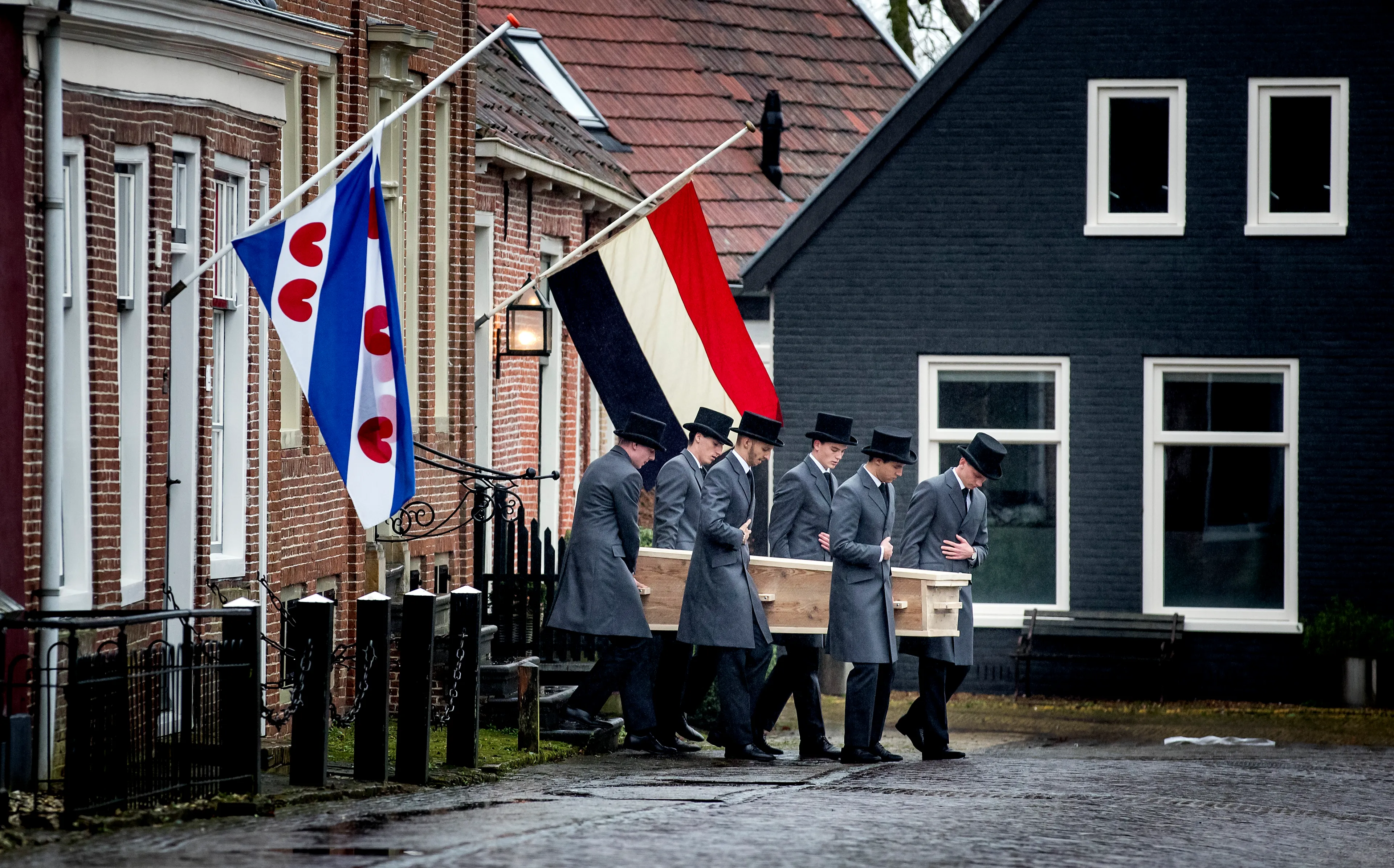 Aart Staartjes in besloten kring begraven in woonplaats Dronrijp