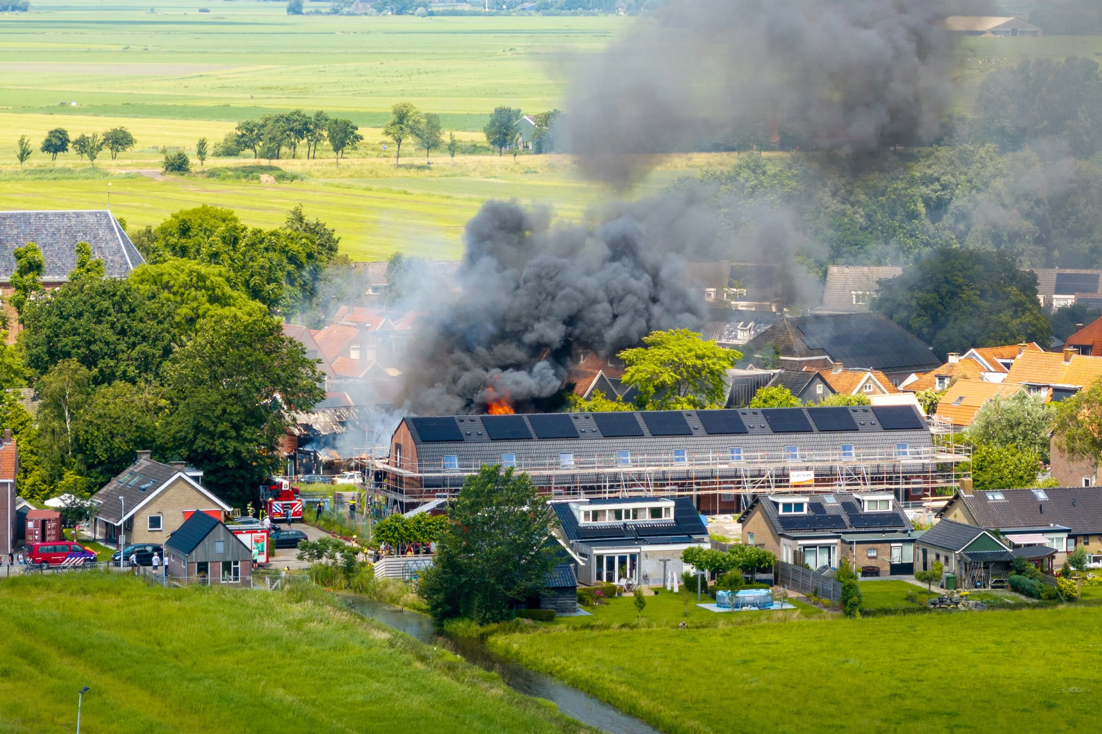 Autobedrijf in Friese Raerd volledig in brand, NL-Alert uitgestuurd