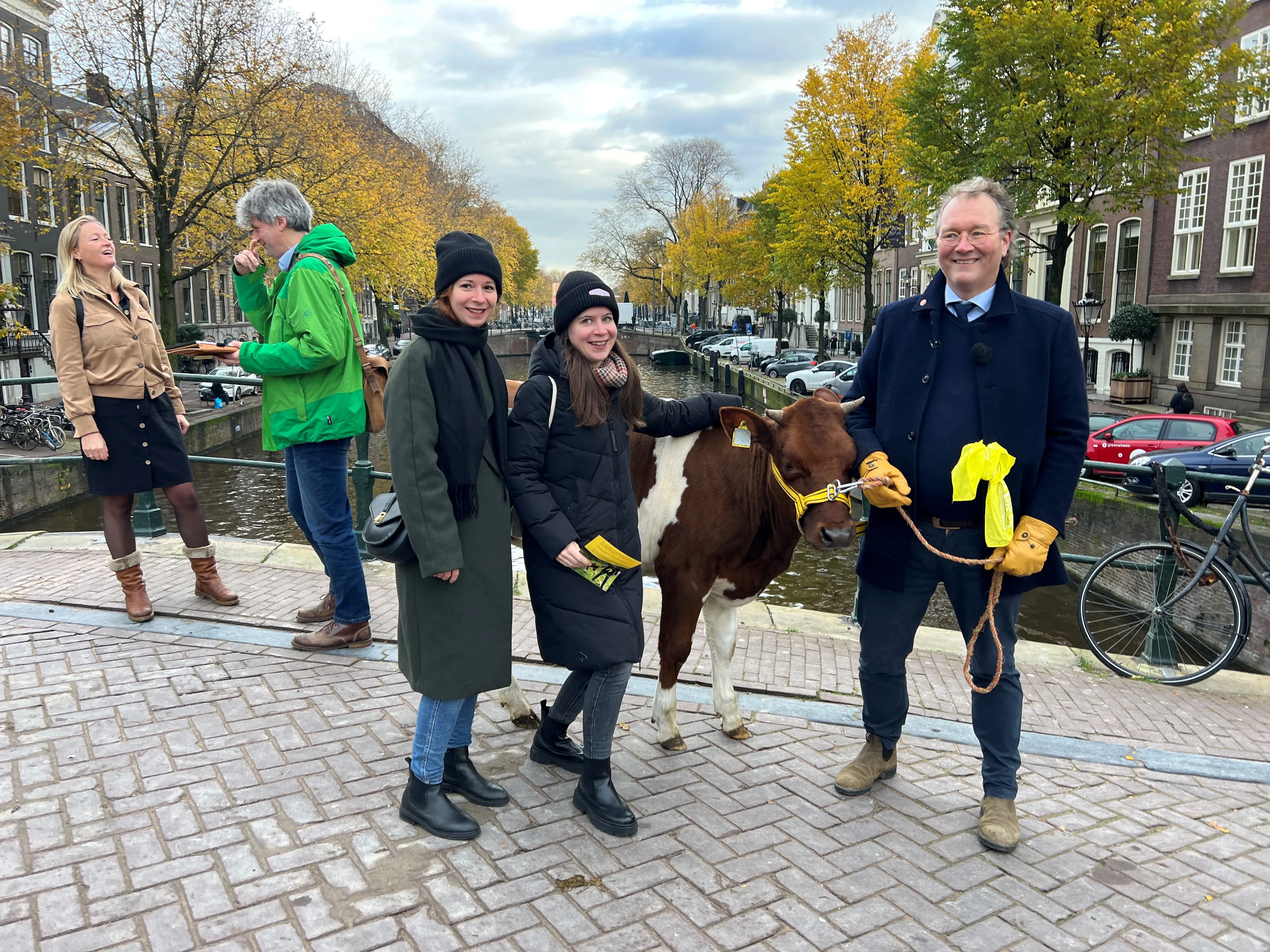 Siebren neemt koe Siebrichje mee naar Amsterdam om stad met platteland te verbinden