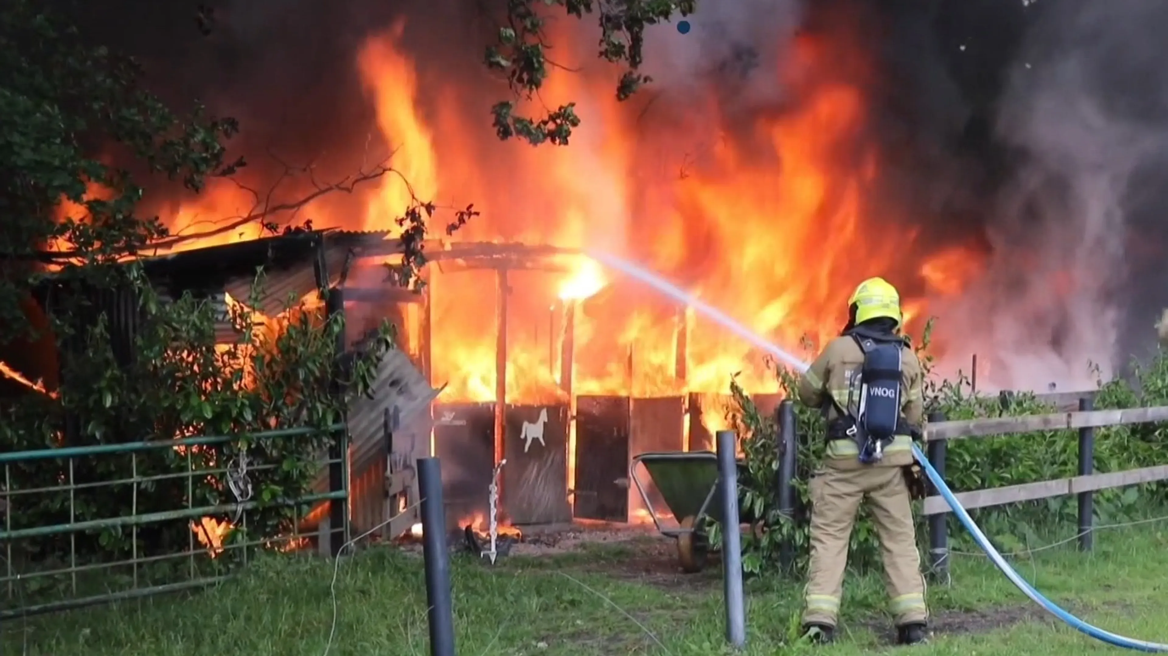 Man (39) op heterdaad aangehouden na felle brand in ponystal Apeldoorn