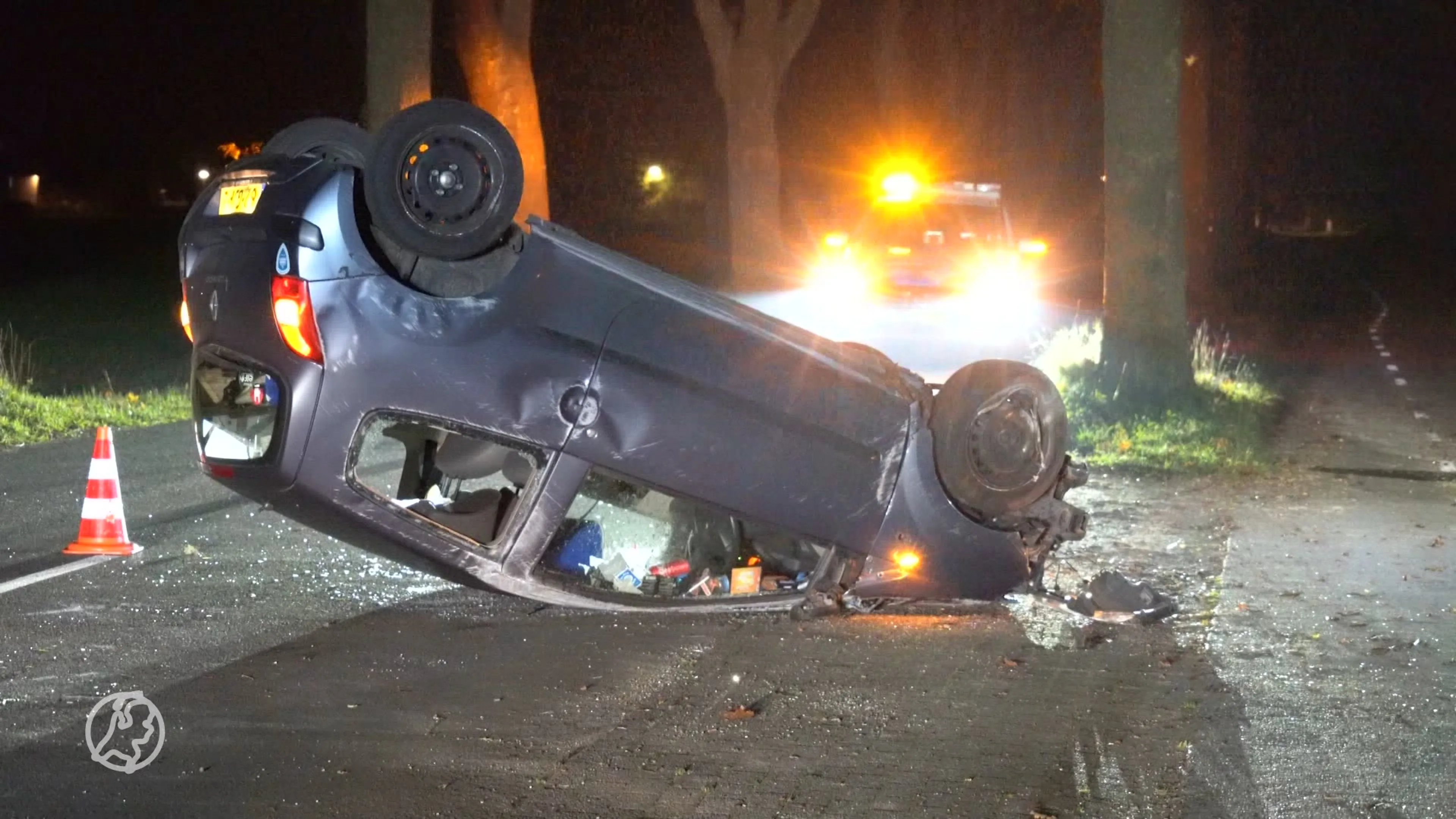 Automobilist (27) raakt gewond na crash tegen boom waarna auto over de kop vliegt