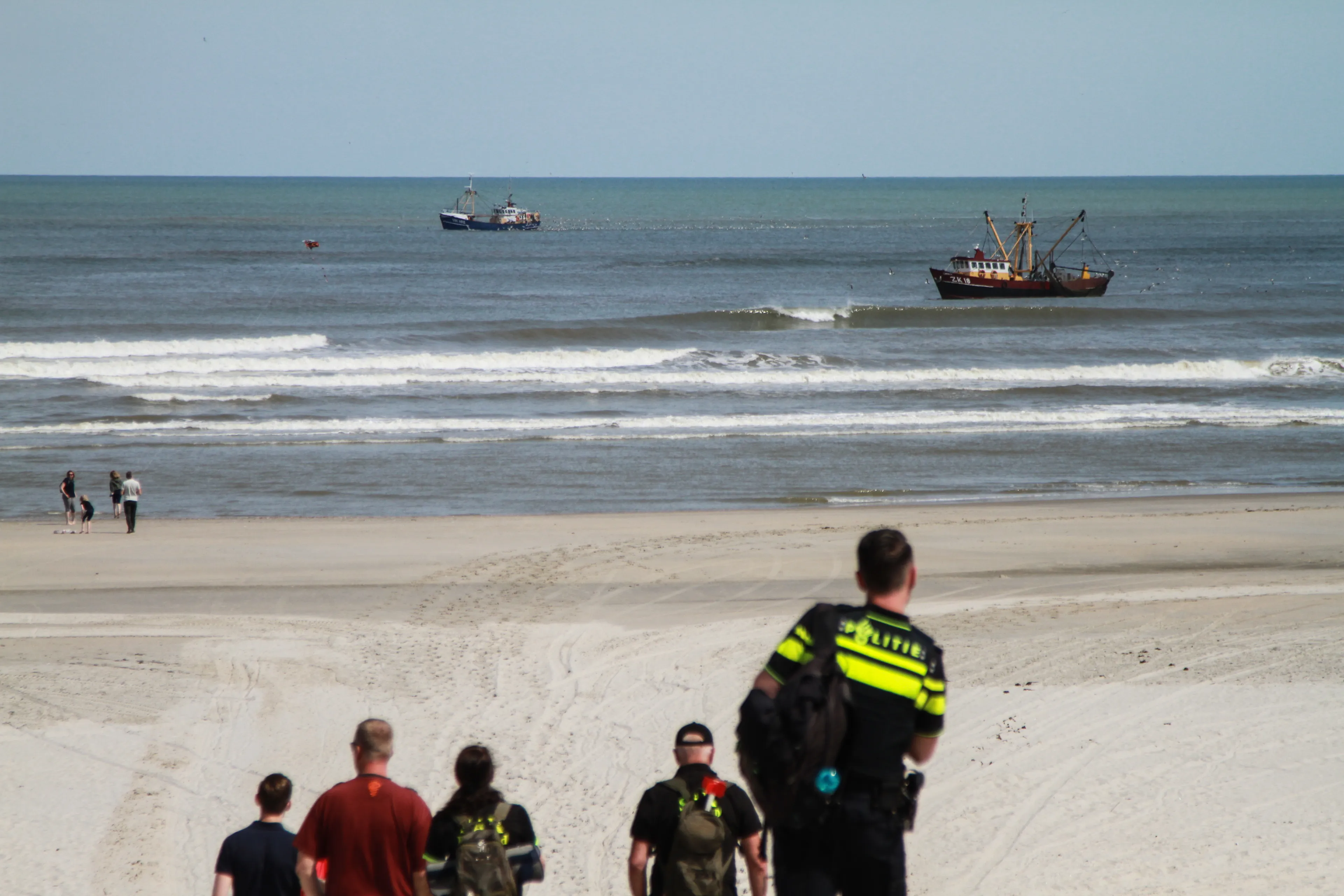 Viskotters staken zoektocht naar vermiste 14-jarige rond Ameland: 'Defensie gaat morgen verder zoeken'