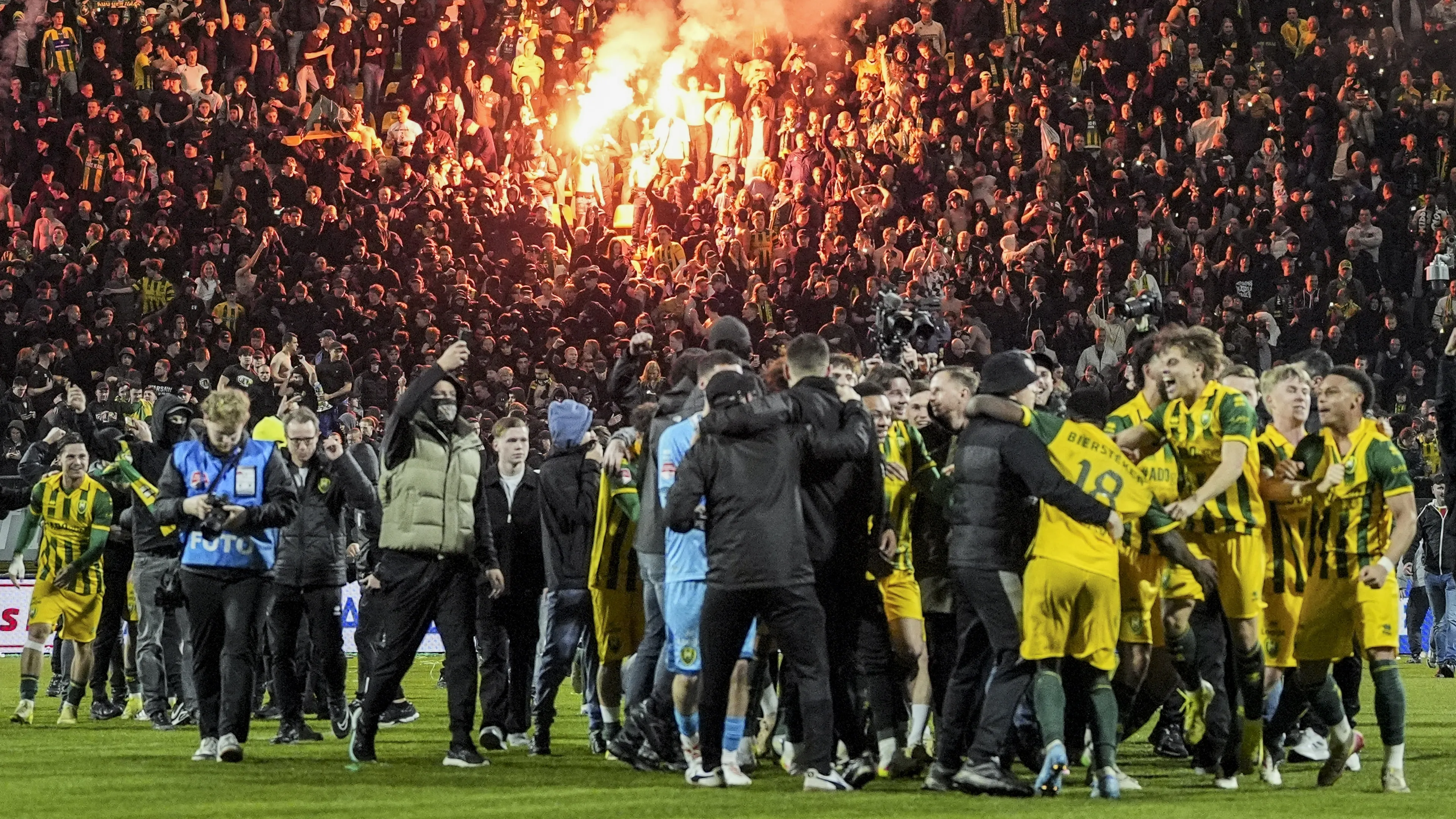 ADO terug in Eredivisie na zege, fans bestormen massaal veld