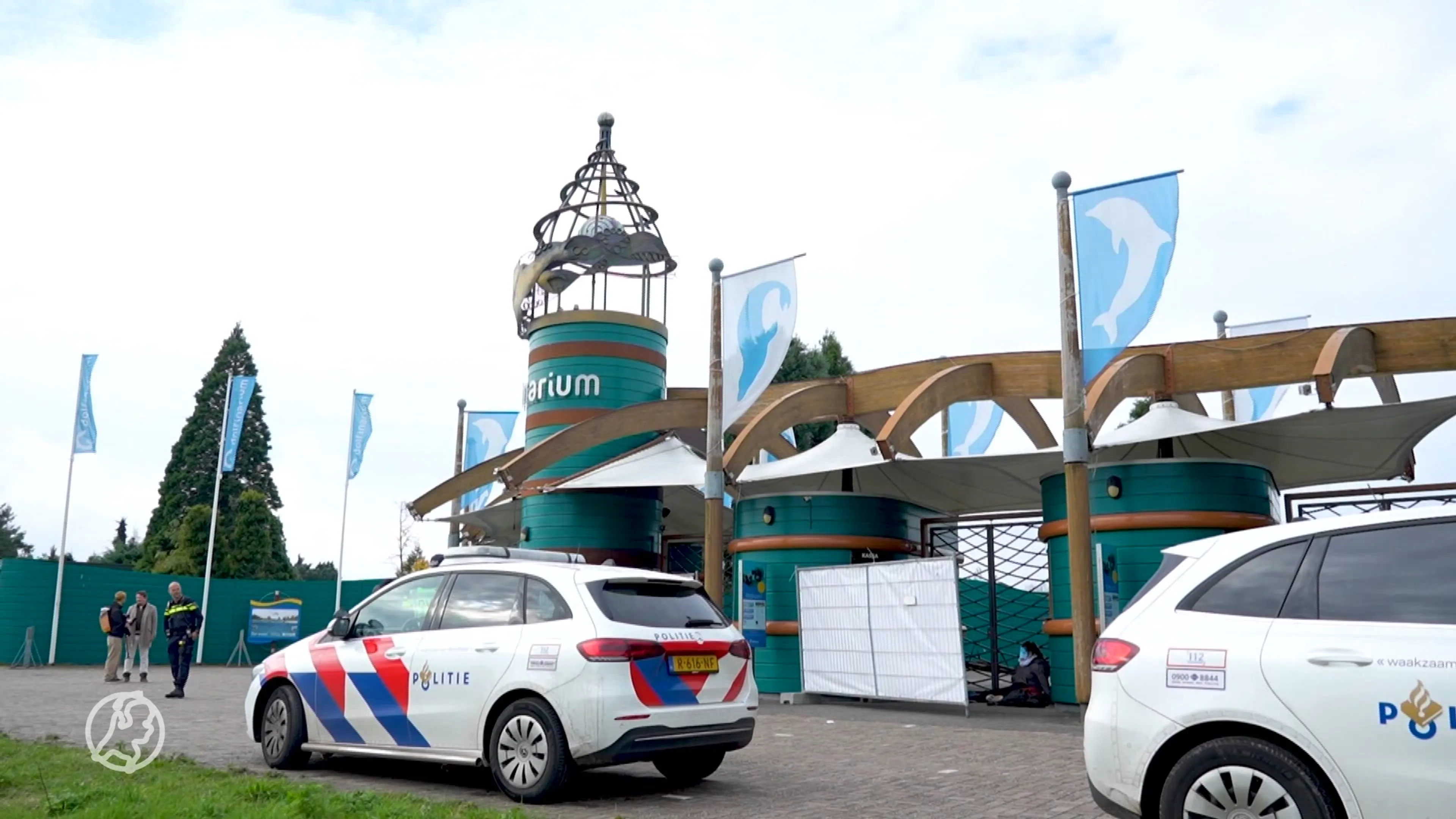 Dierenactivisten blokkeren ingangen van het Dolfinarium
