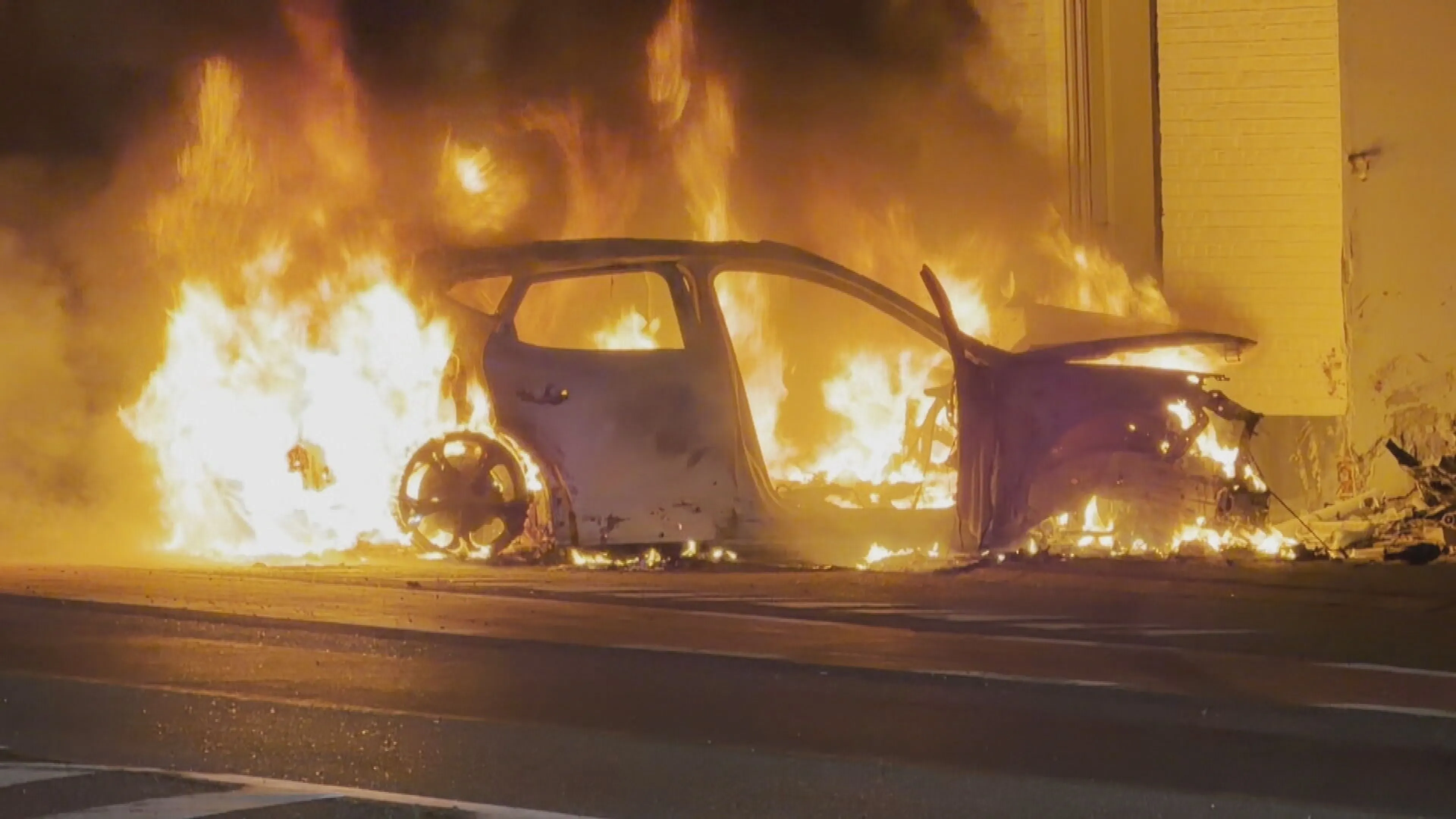 Auto crasht en vliegt in brand na achtervolging in Maastricht