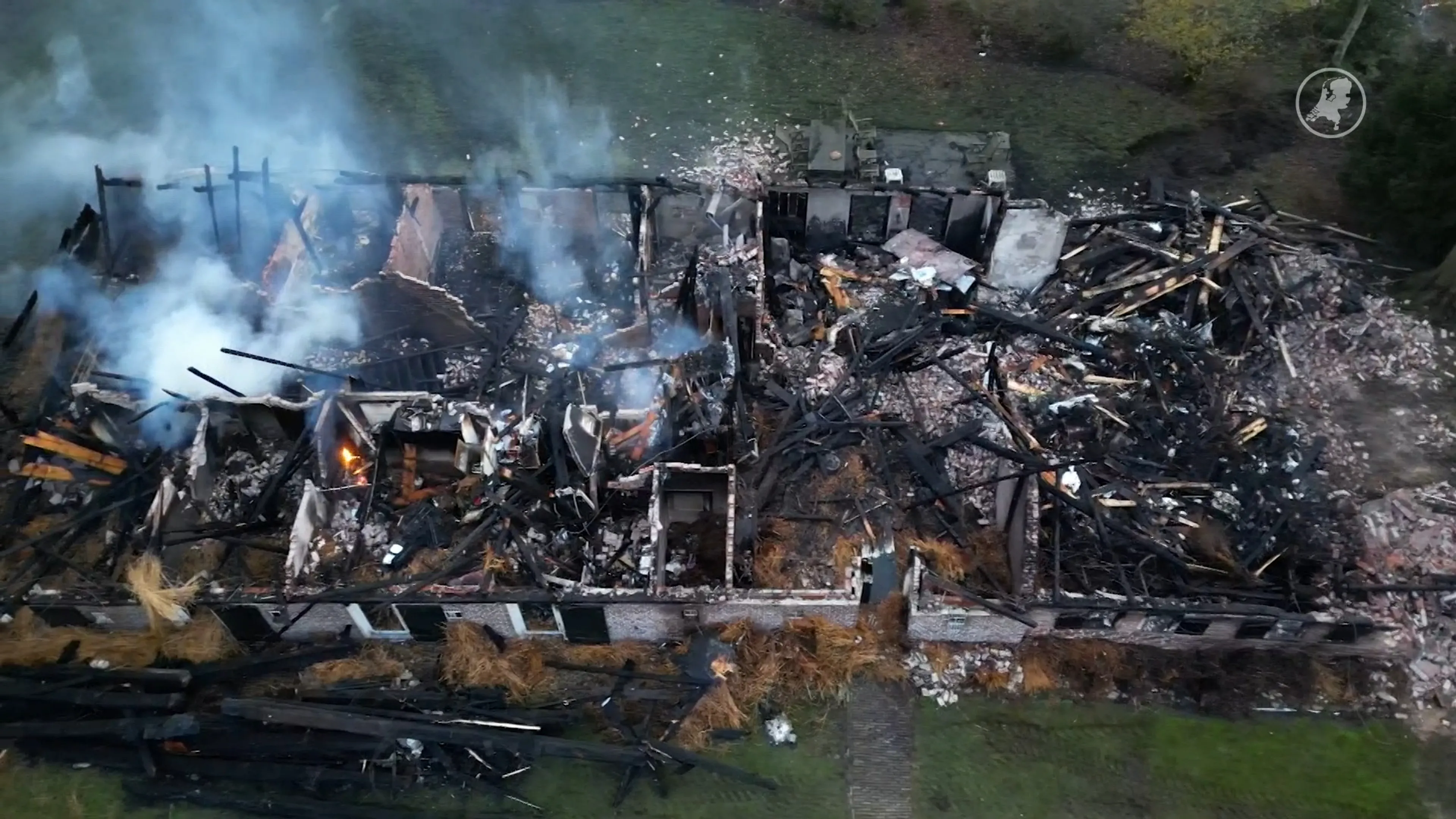 ZIEN: Dronebeelden tonen verwoesting monumentale boerderij Assen