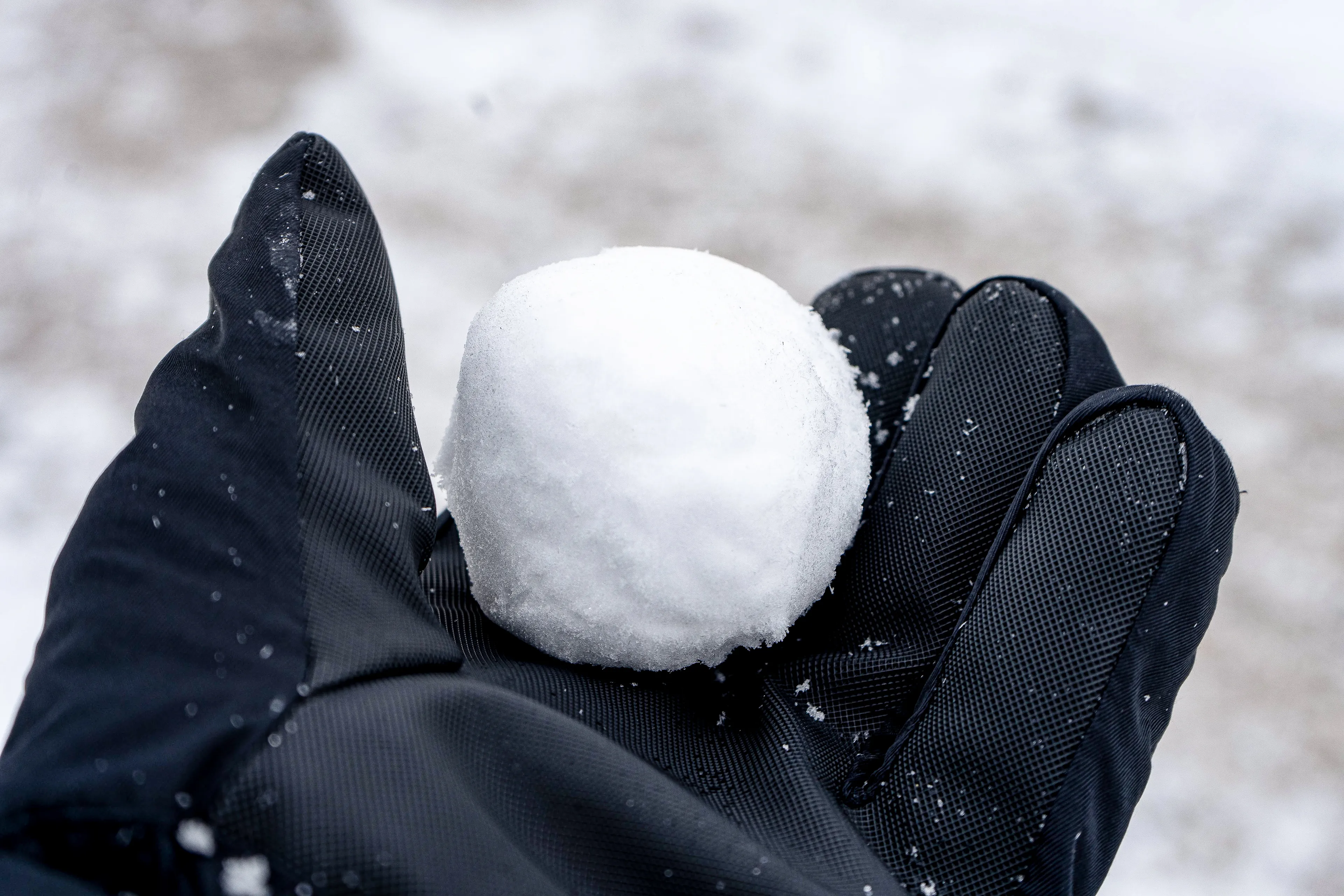 Man richt luchtdrukwapen op sneeuwbal gooiende kinderen in Hengelo