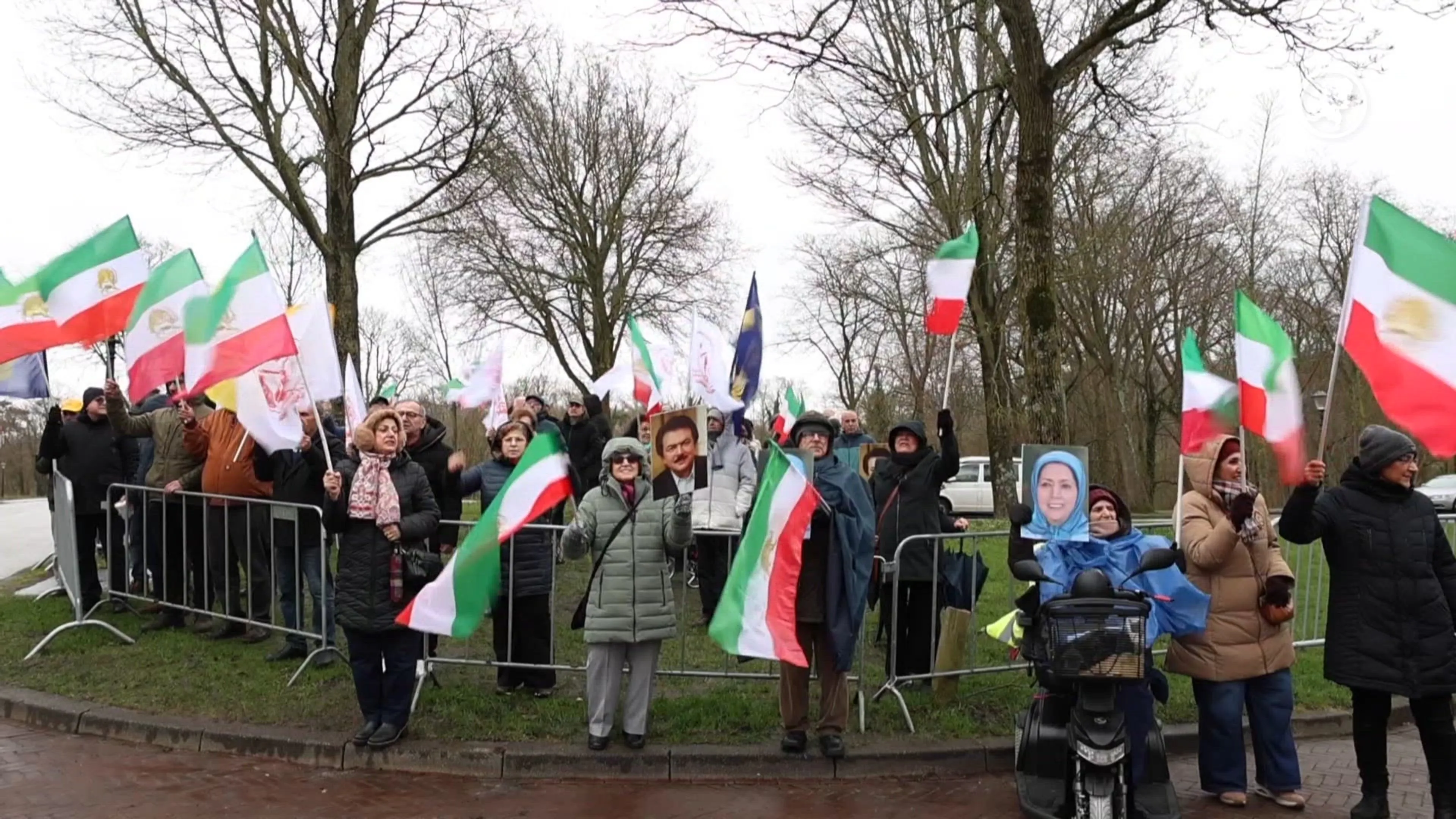 Demonstratie in Den Haag verandert in feest na berichten over mogelijke dood Khamenei