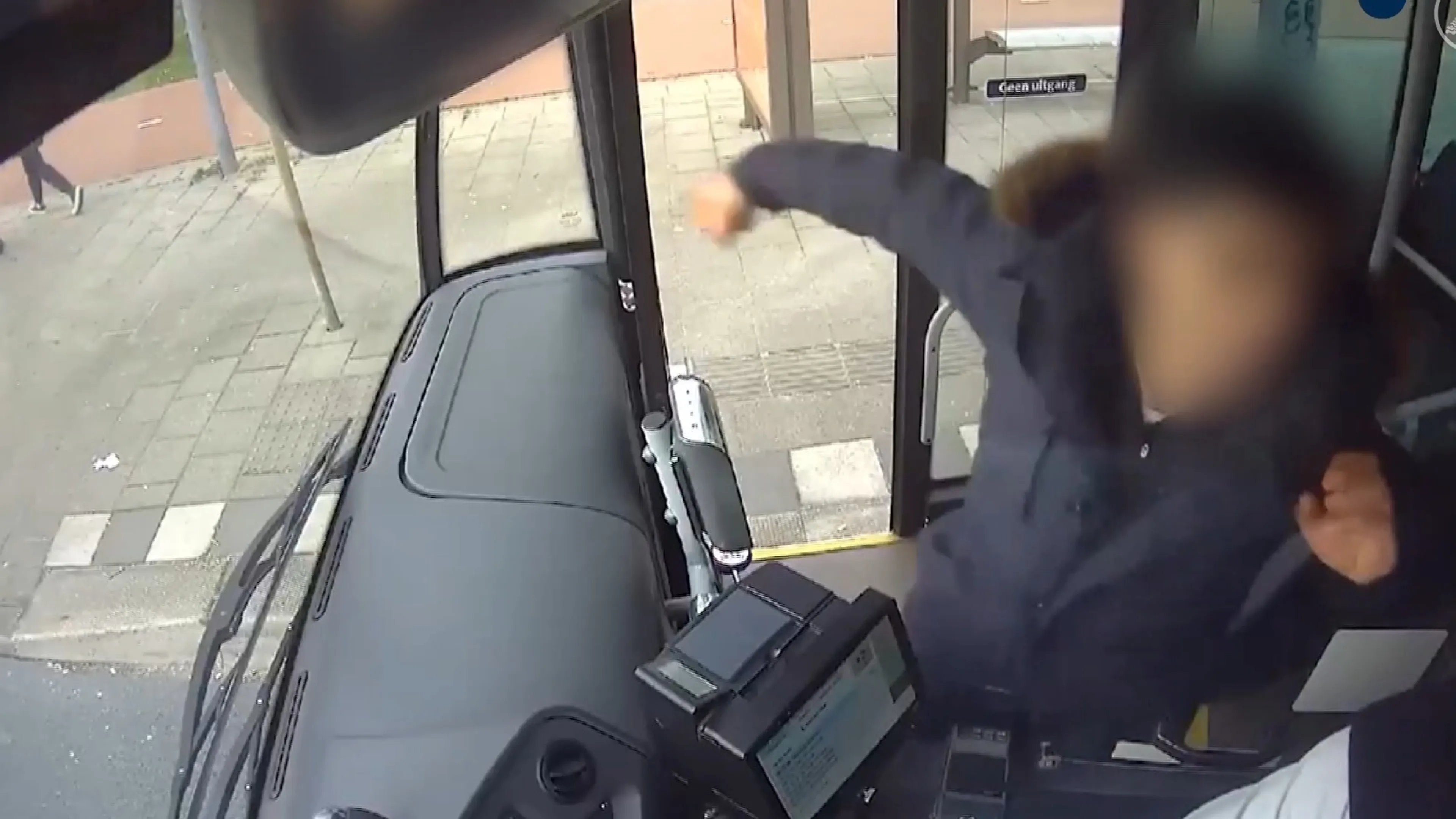 Man (32) opgepakt voor dubbele mishandeling buschauffeur in Rotterdam
