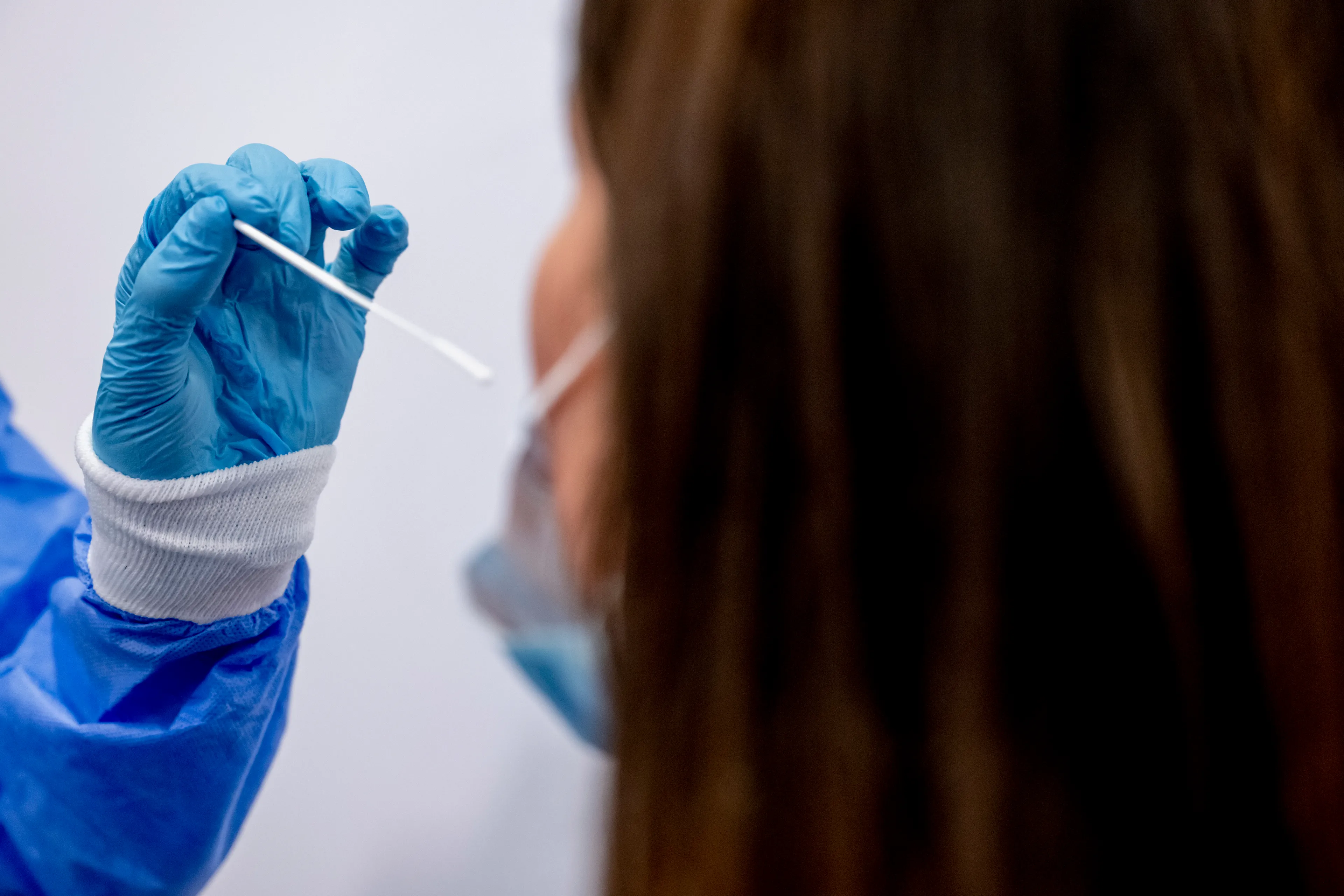 Kabinet gaat wet aanpassen om gedwongen coronatest mogelijk te maken