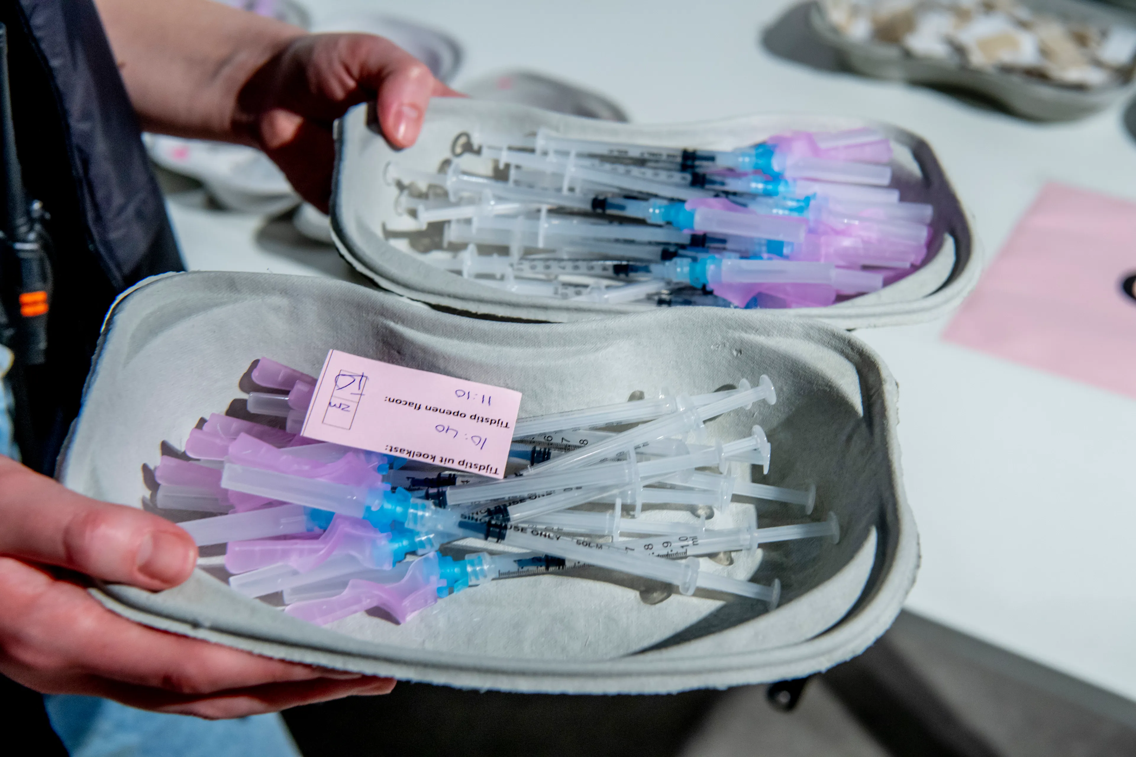 Waarom krijgen alleen jongere mensen een Pfizer-boosterprik?