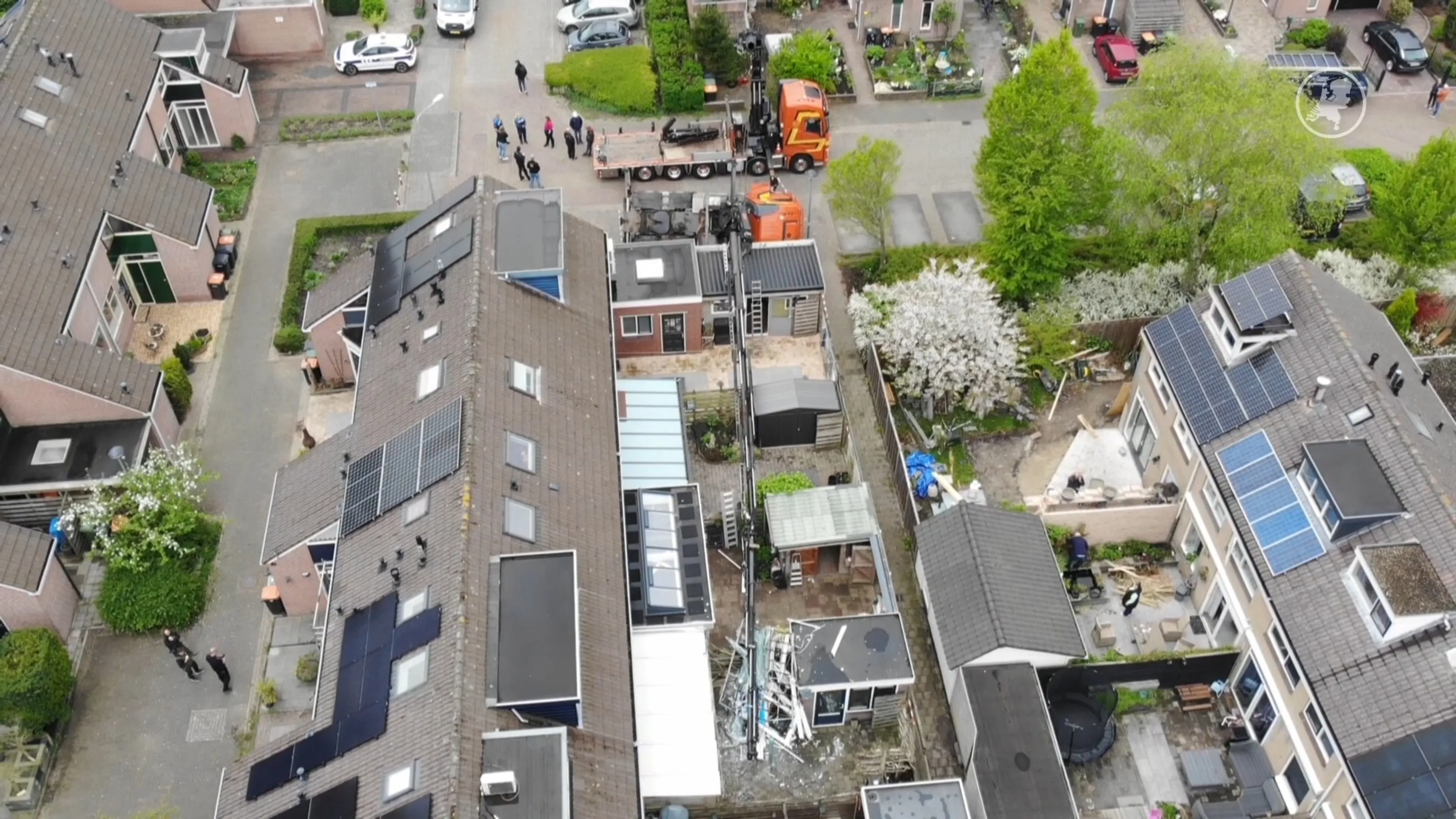 Hijskraan valt om in Avenhorn: schade aan meerdere tuinen