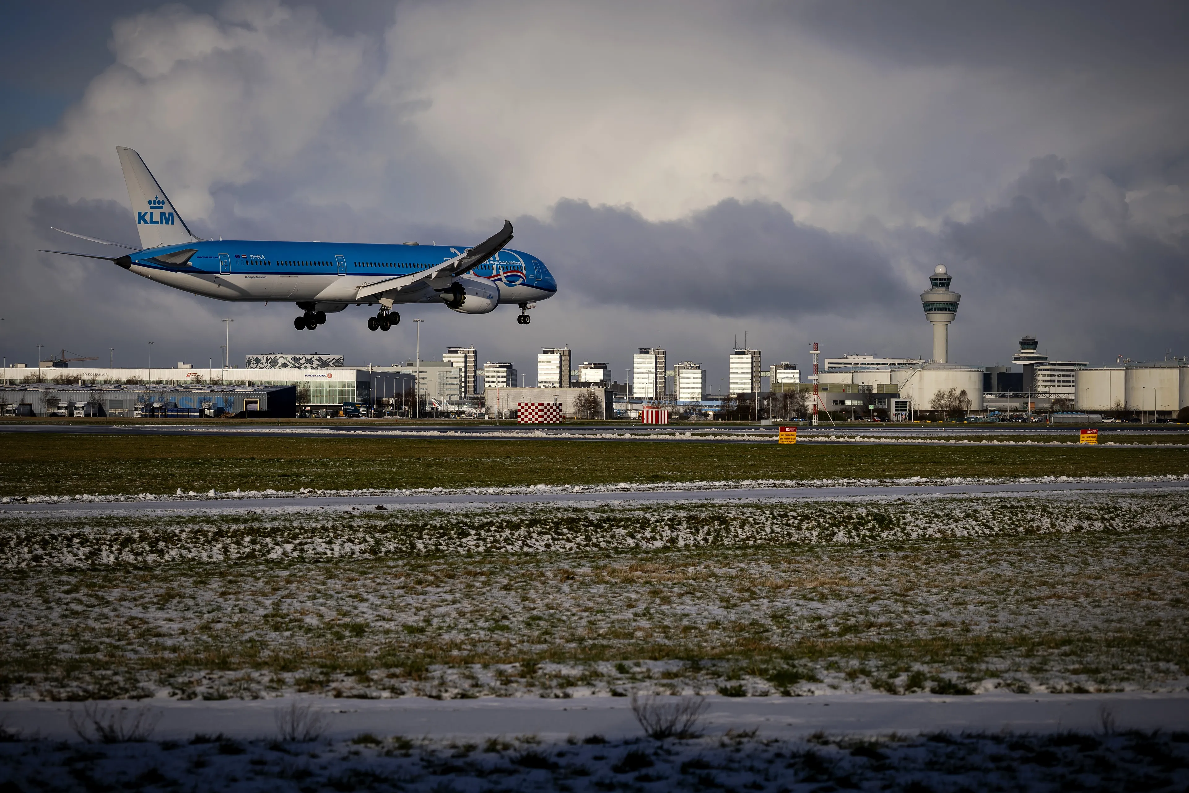 KLM schrapt maandag ook meer dan honderd vluchten door winterweer