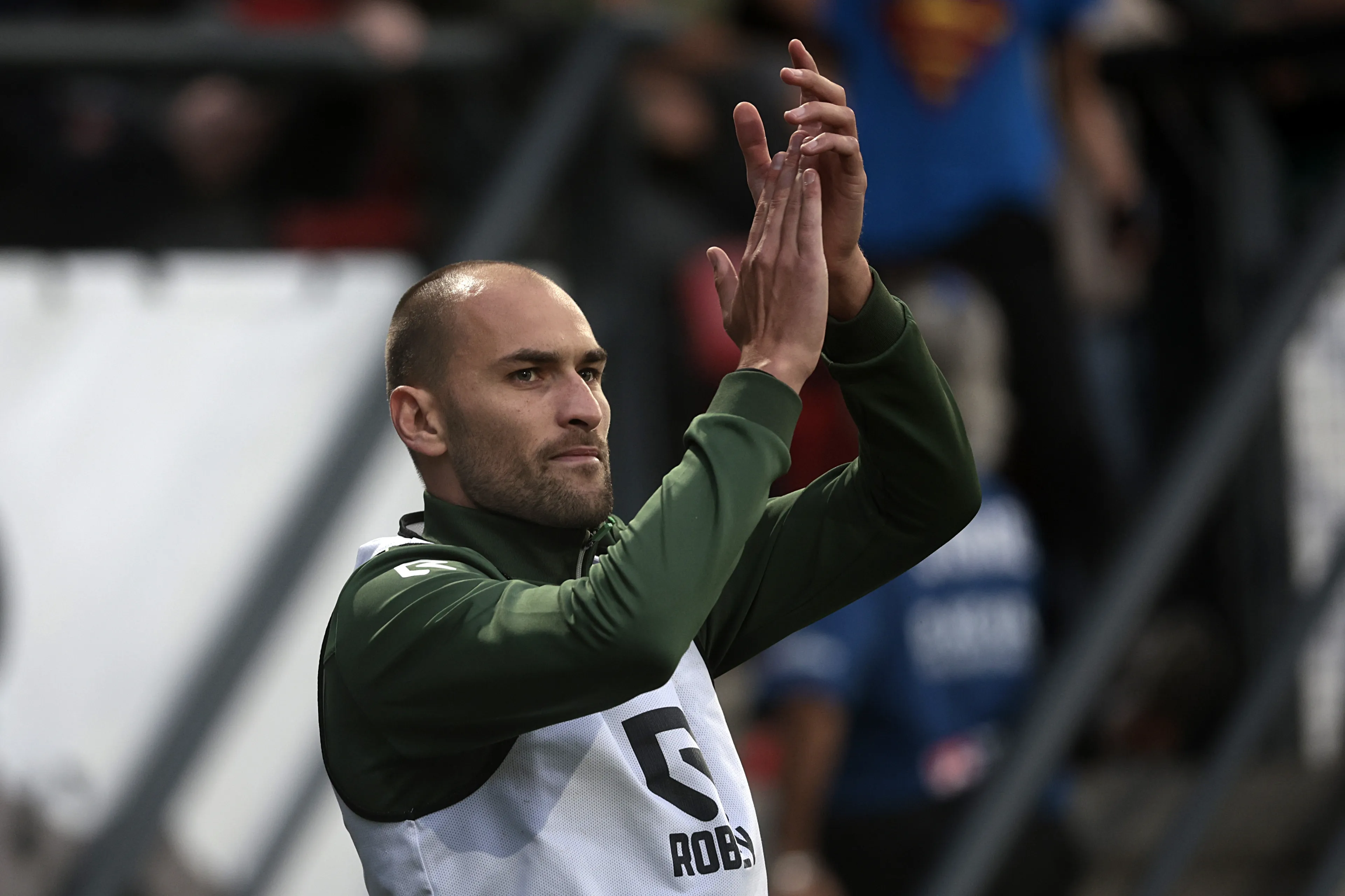 Met ontstoken hartspier omgevallen Dost mag nog niet voetballen