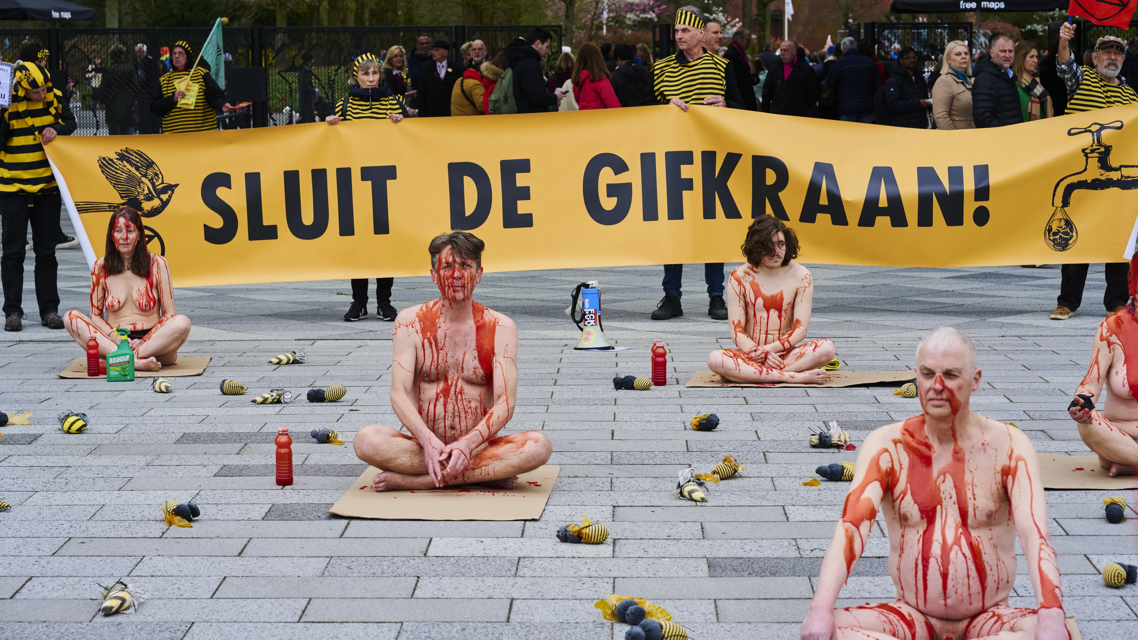 Milieuactivisten met de billen bloot bij protest tegen gifgebruik in Keukenhof