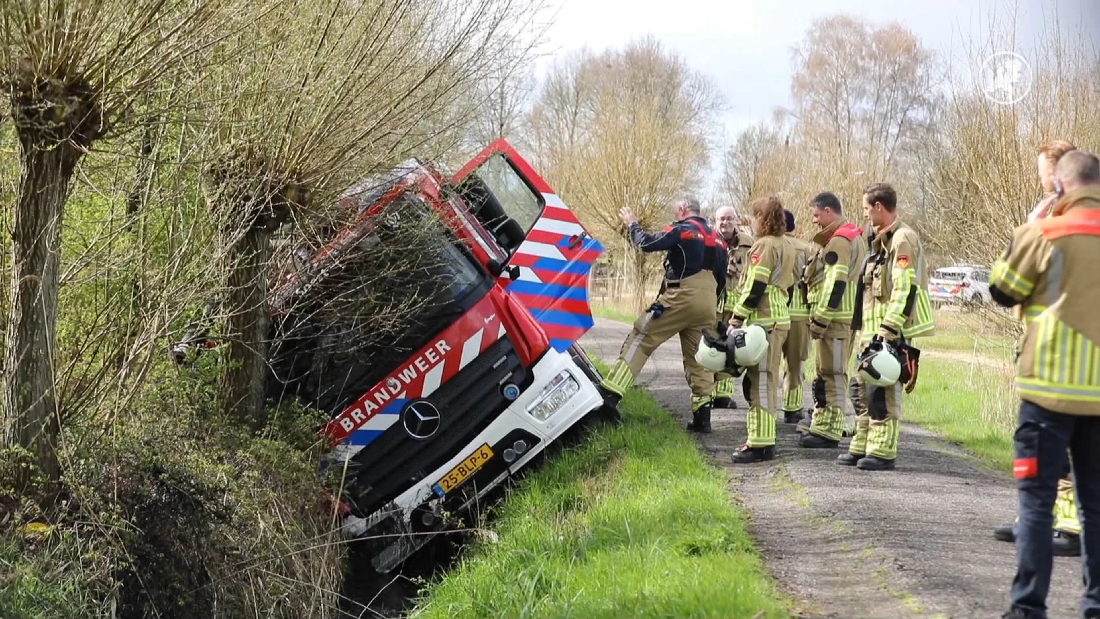 Brandweerauto in sloot tijdens spoedrit naar waterongeval